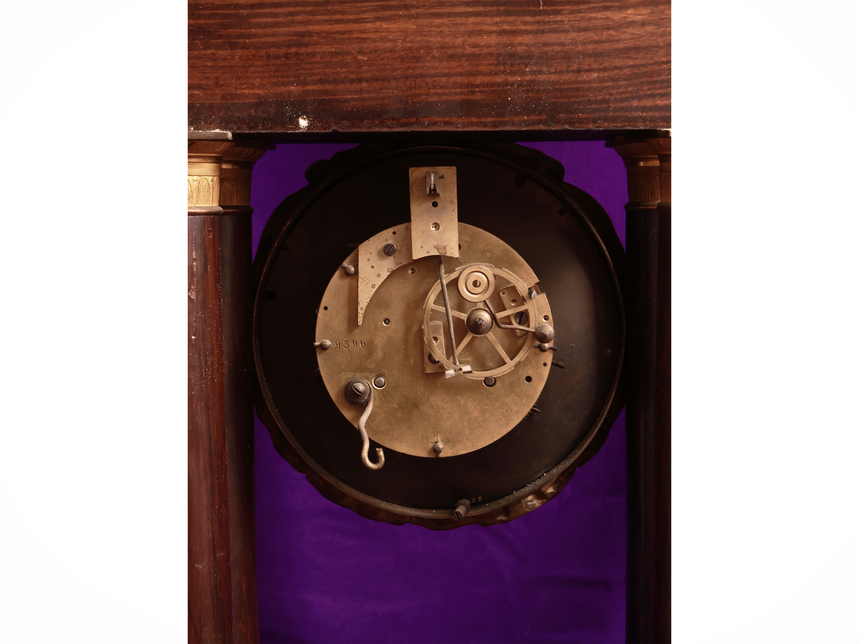 Orologio da tavolo a tempietto in noce