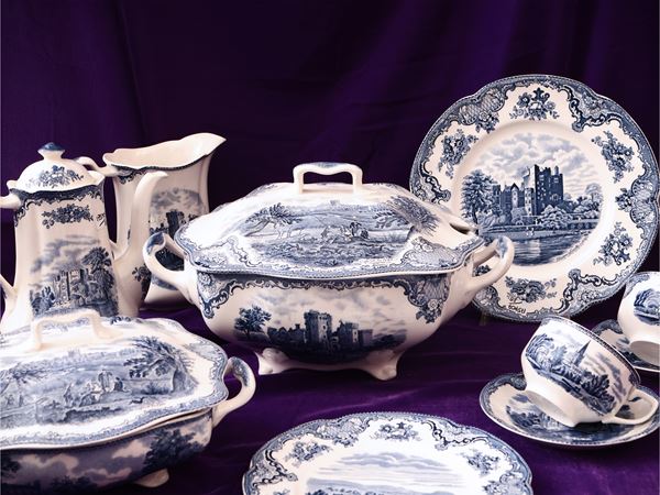 Assortimento di piatti in terraglia inglese