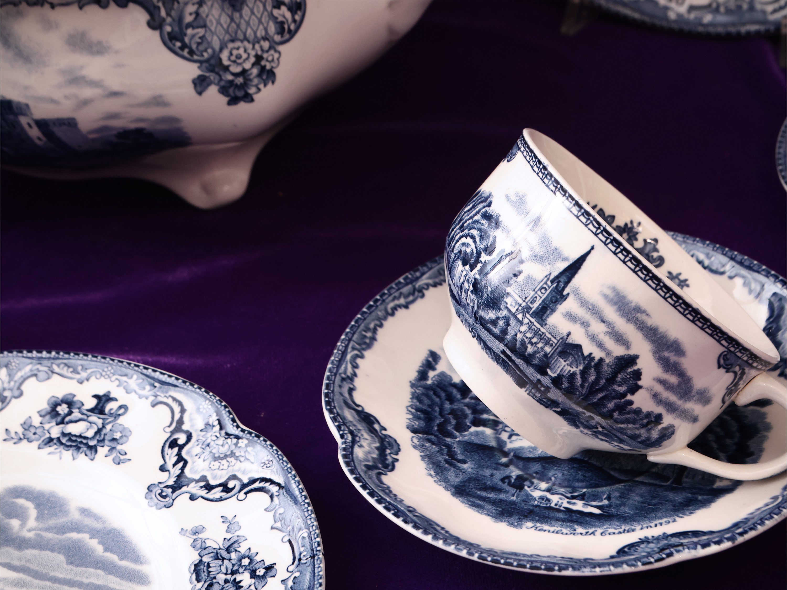 Assortimento di Piatti in Terraglia Inglese