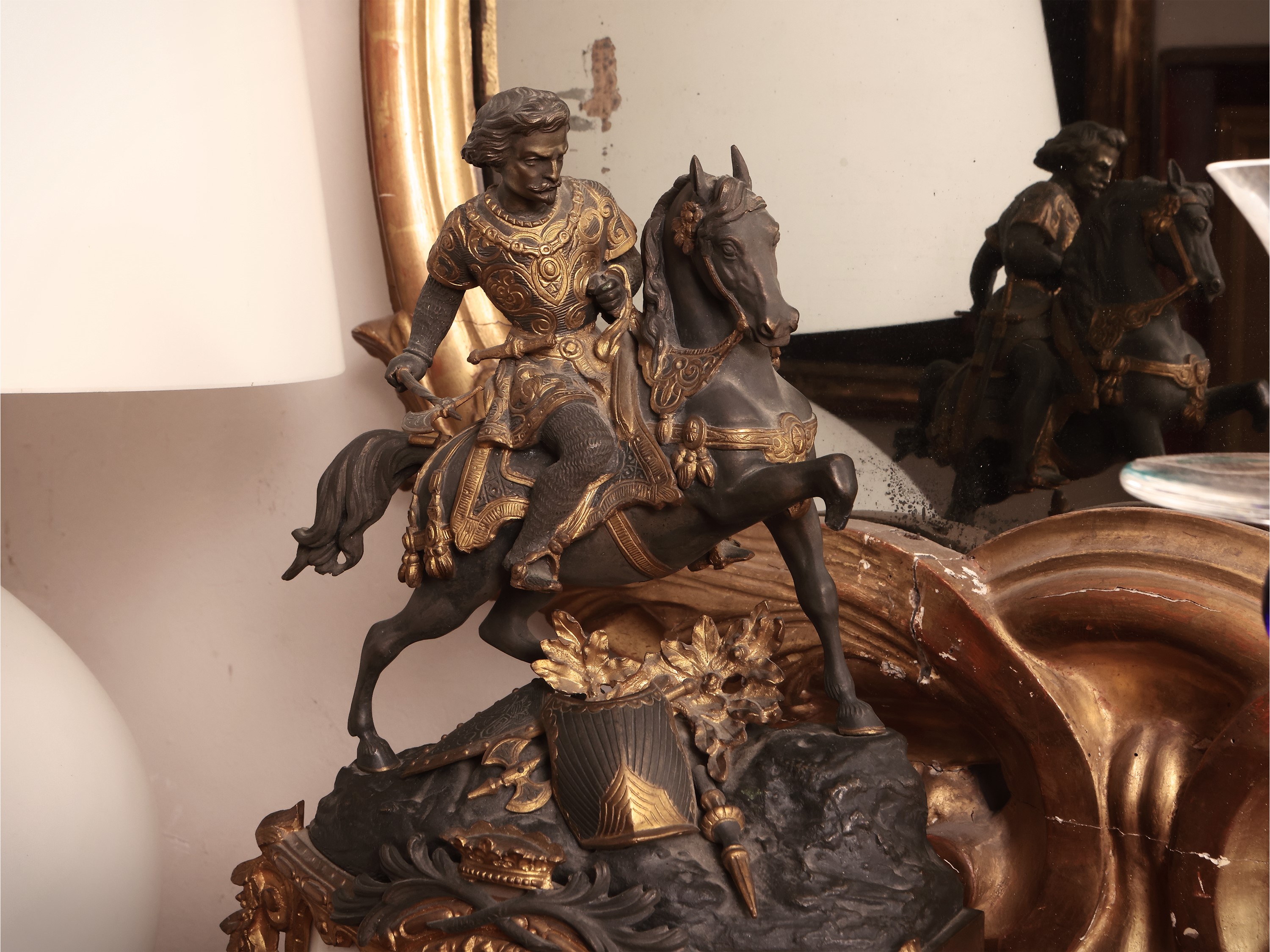 Orologio da tavolo in antimonio patinato e dorato