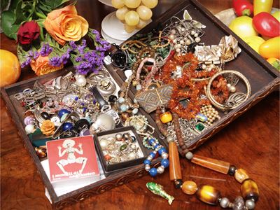Assortimento di bijoux, comprendente bracciali, collane, pendenti e anelli