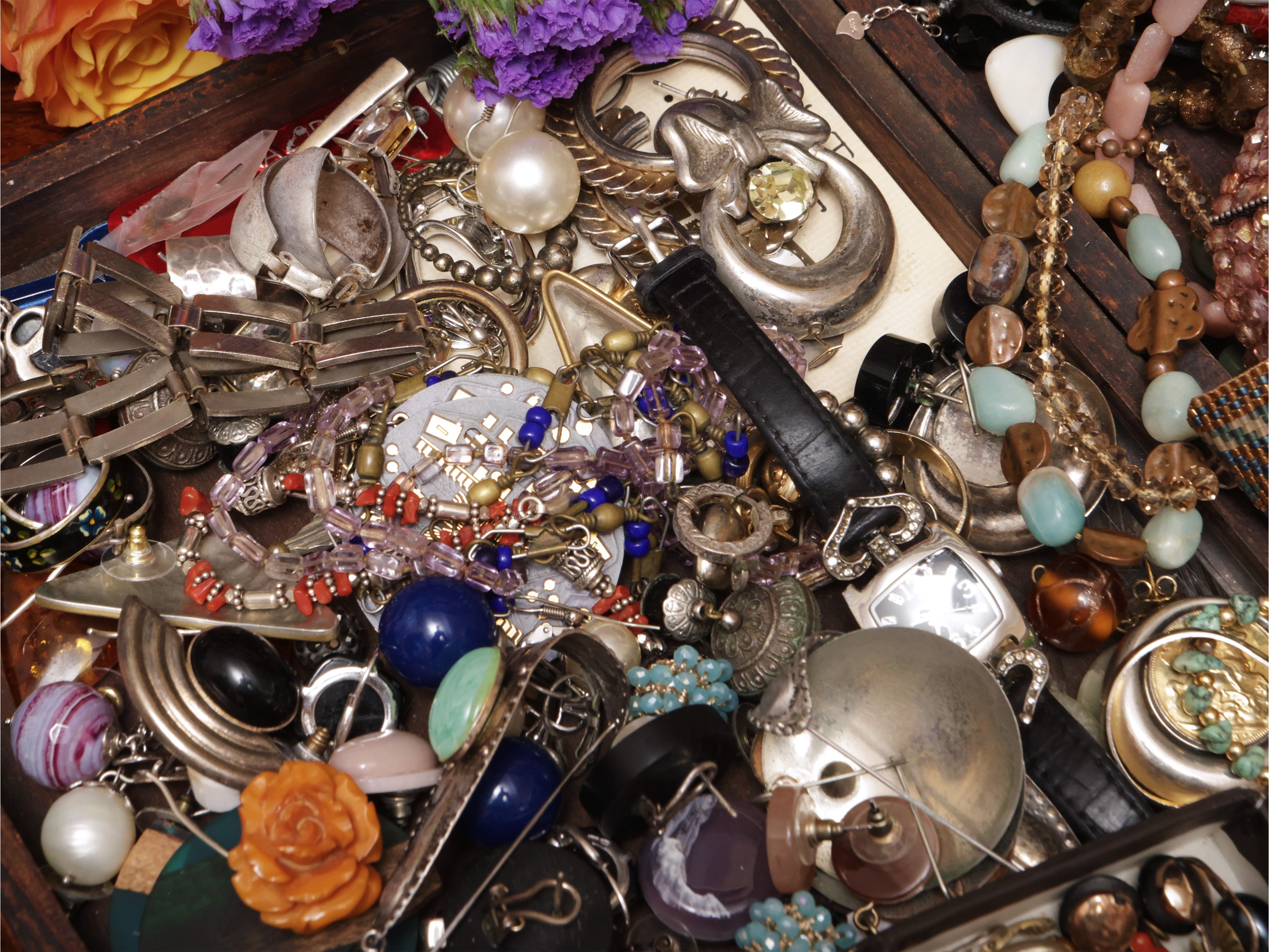 Assortimento di bijoux, comprendente bracciali, collane, pendenti e anelli
