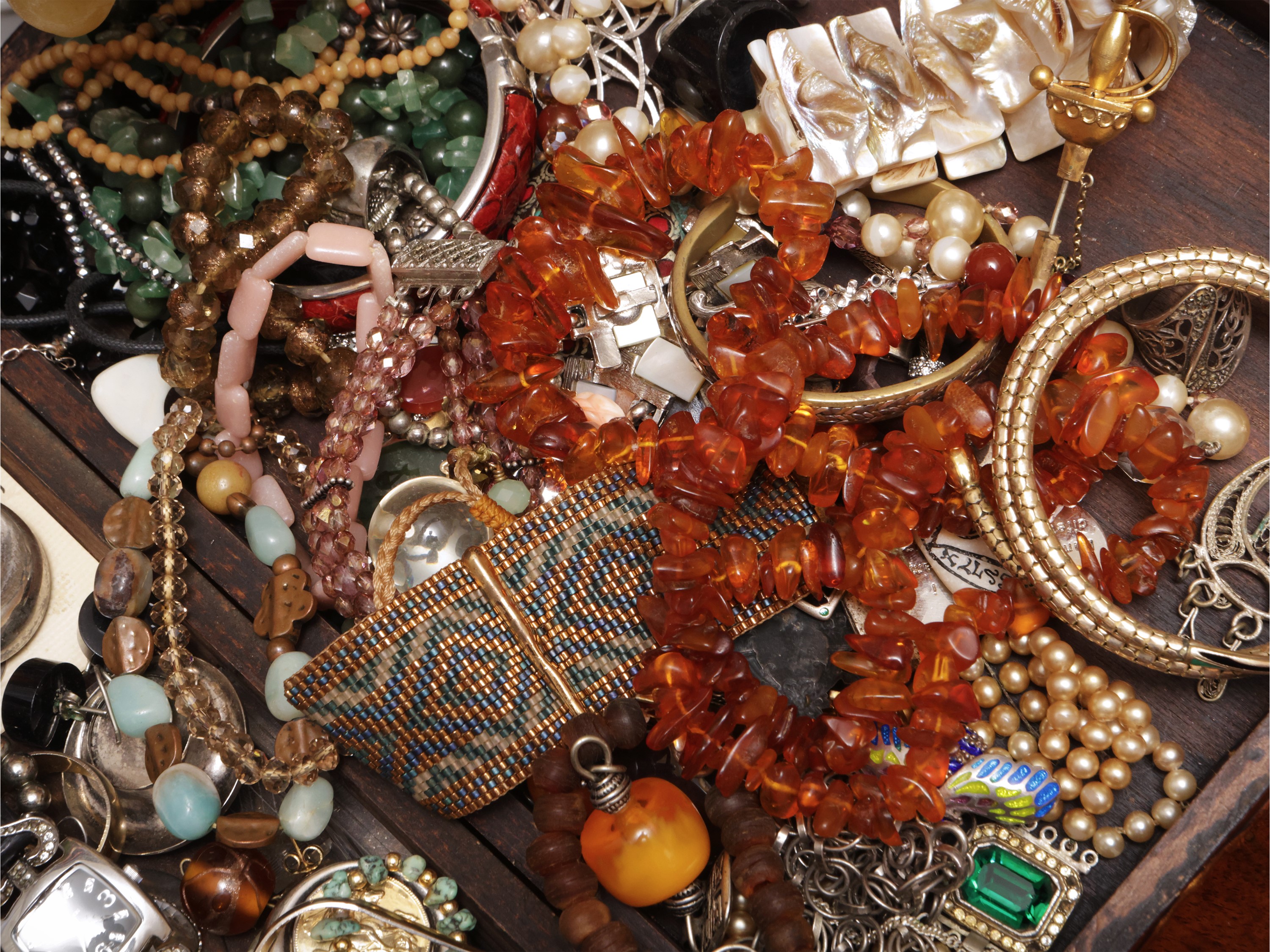 Assortimento di bijoux, comprendente bracciali, collane, pendenti e anelli