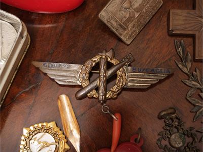 Collezione di spille, medaglie e cartoline d'epoca