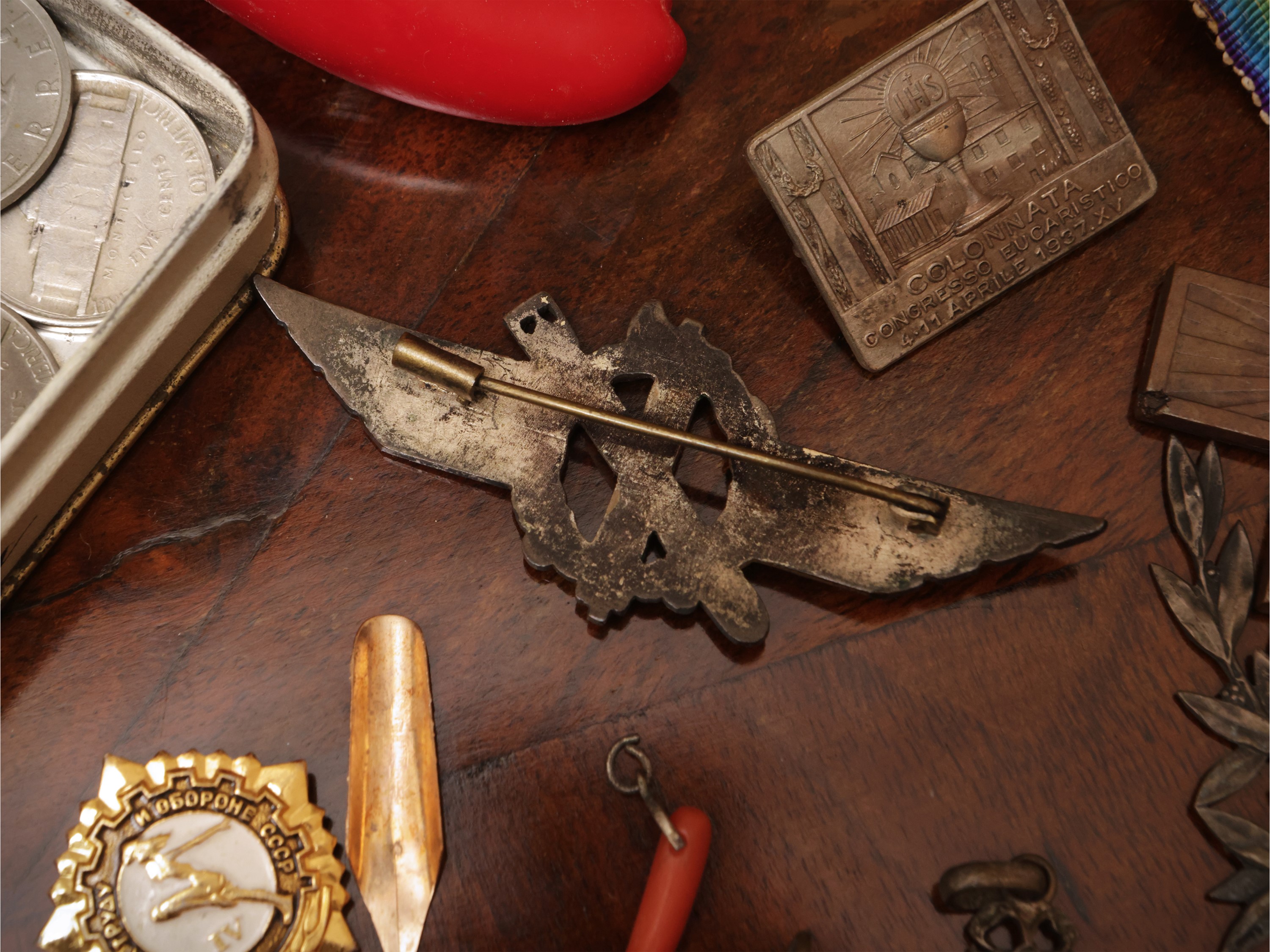 Collezione di spille, medaglie e cartoline d'epoca