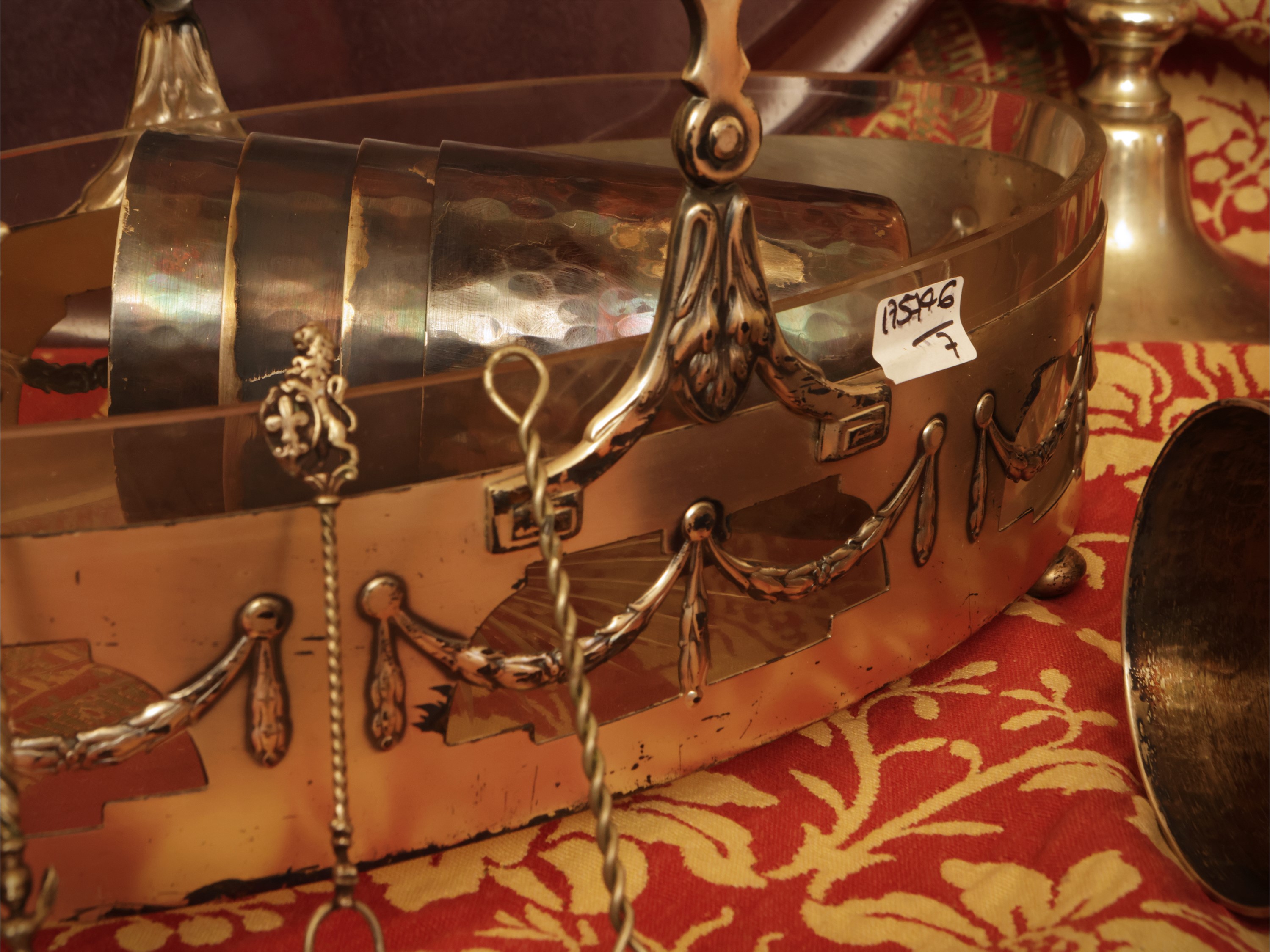 Accessori per la tavola, composta da vassoio ovale, candelieri in metallo argentato e bottiglie i...