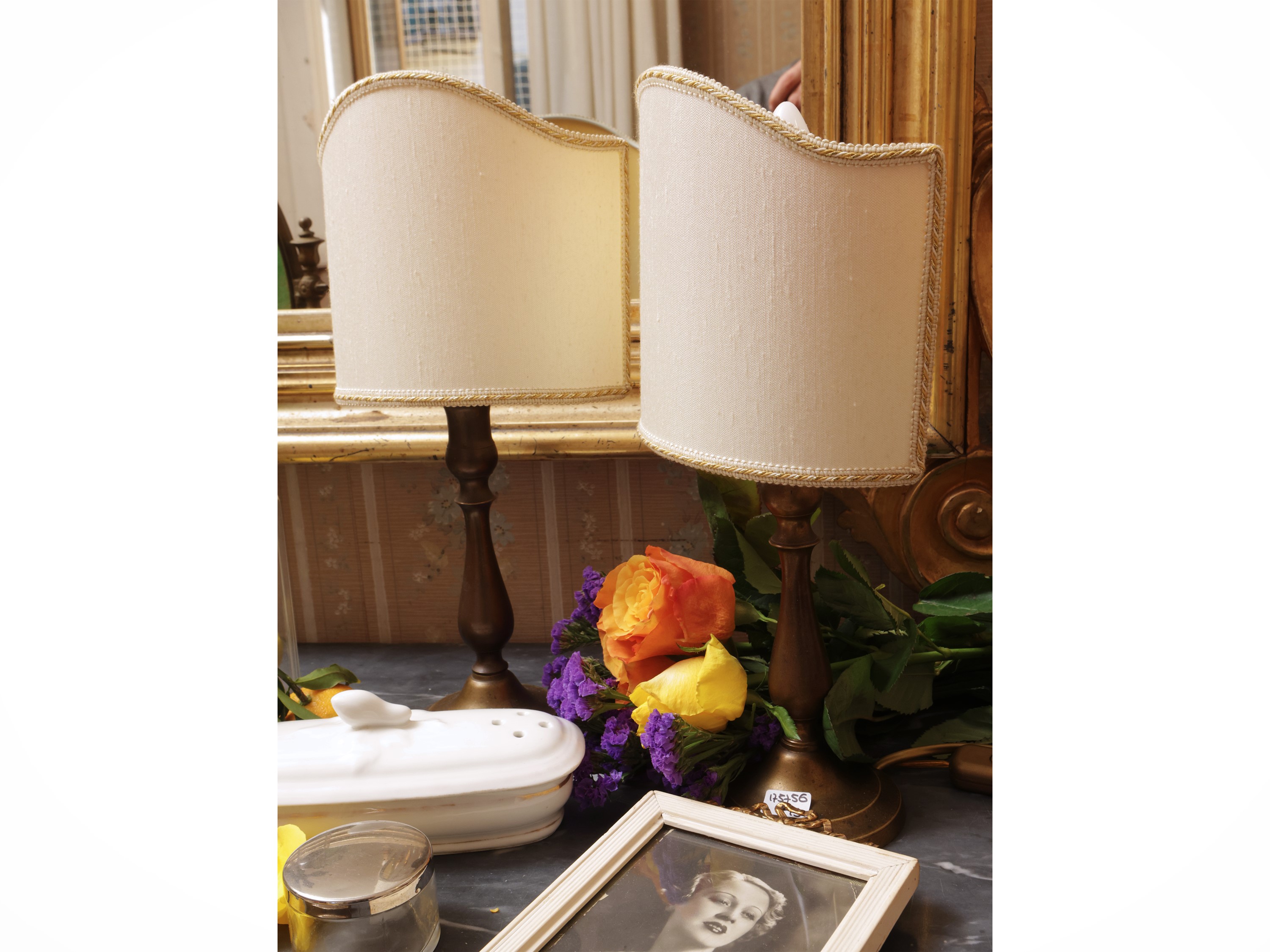 Miscellanea di curiosità da toilette, composizione di accessori e specchiera a psiche in metallo ...