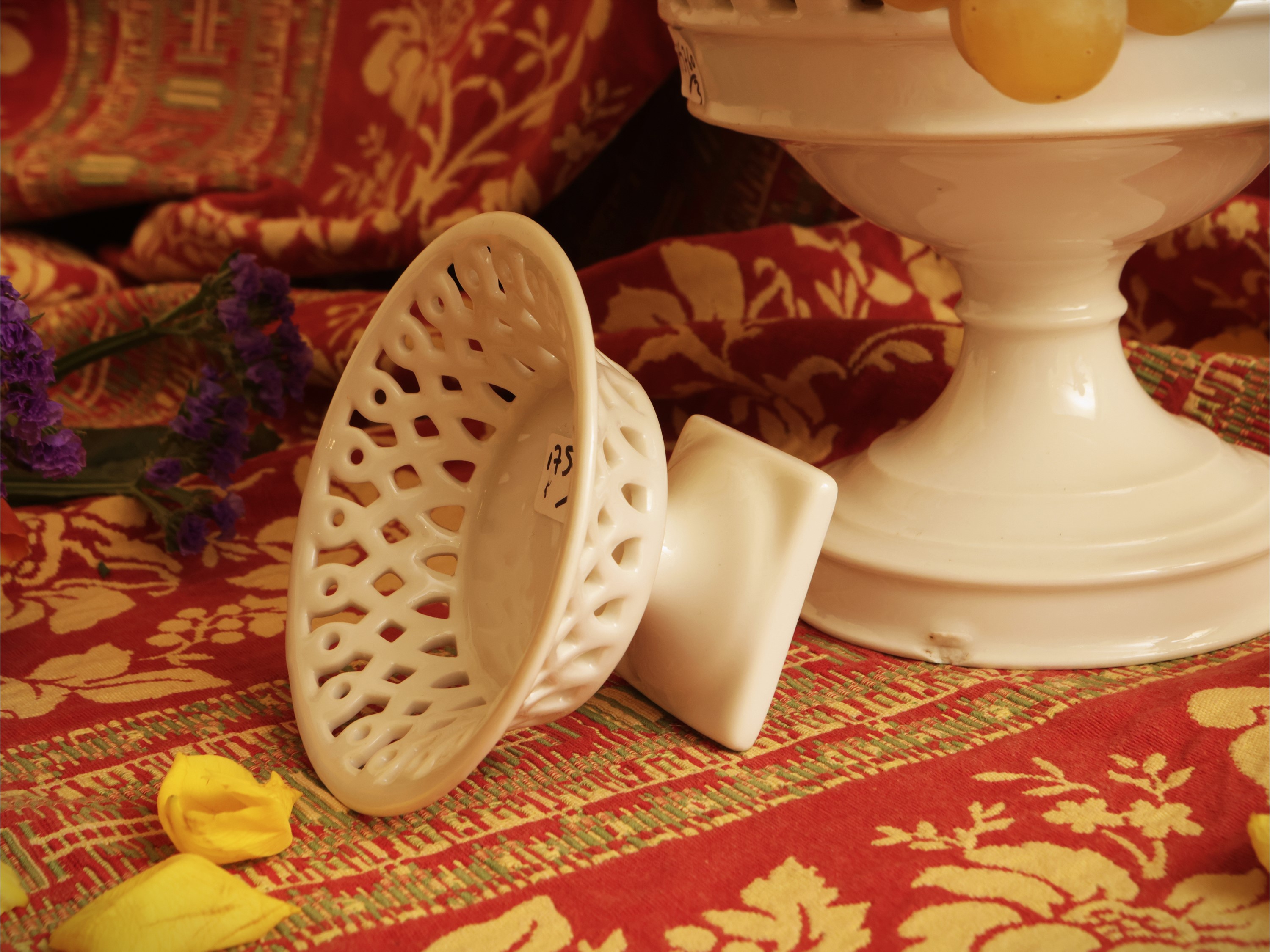 Accessori per la casa, tre esemplari in porcellana del XIX/XX secolo
