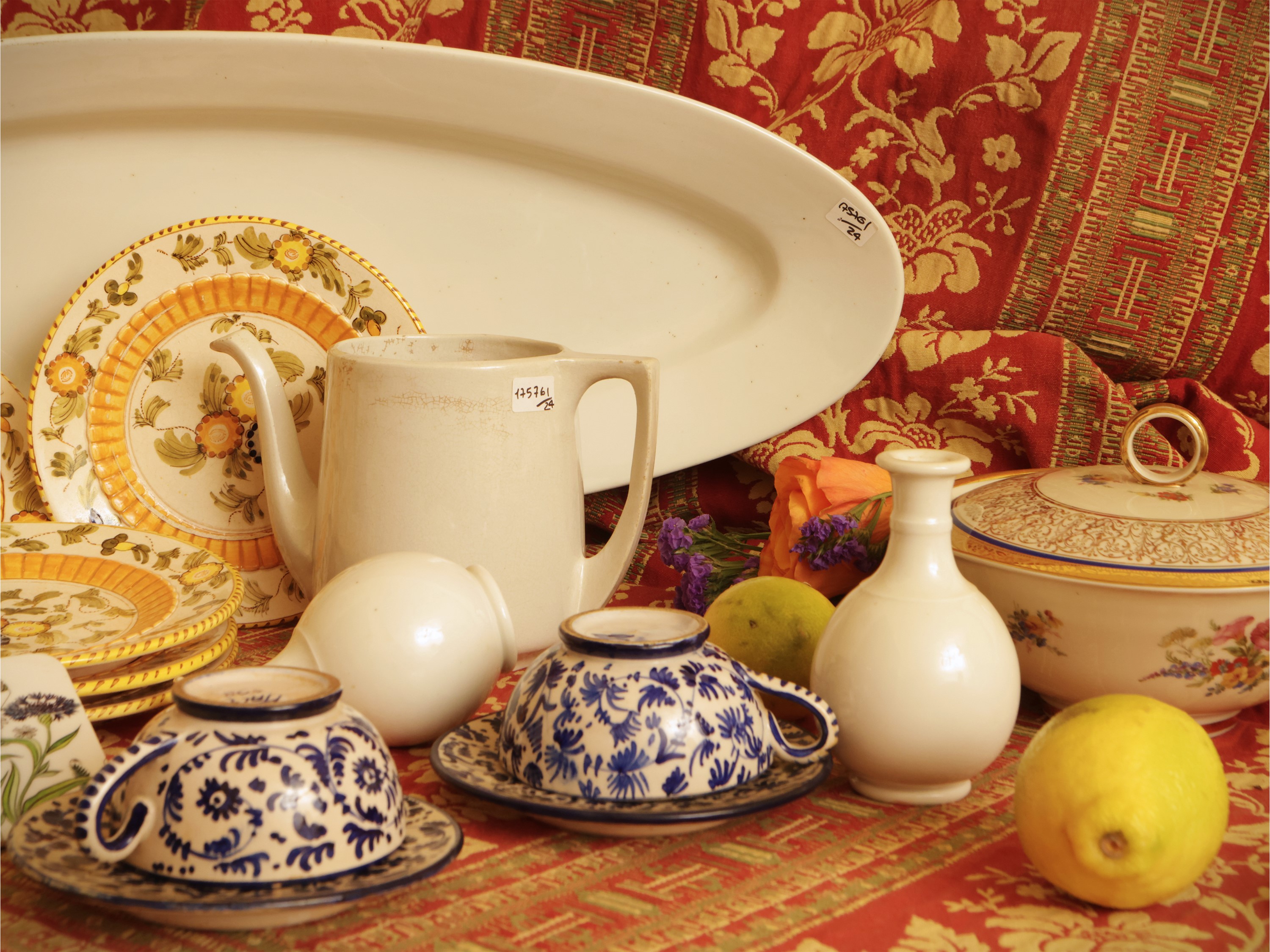 Miscellanea di accessori per la tavola: pesciera, brocca e servizio da tè in ceramica