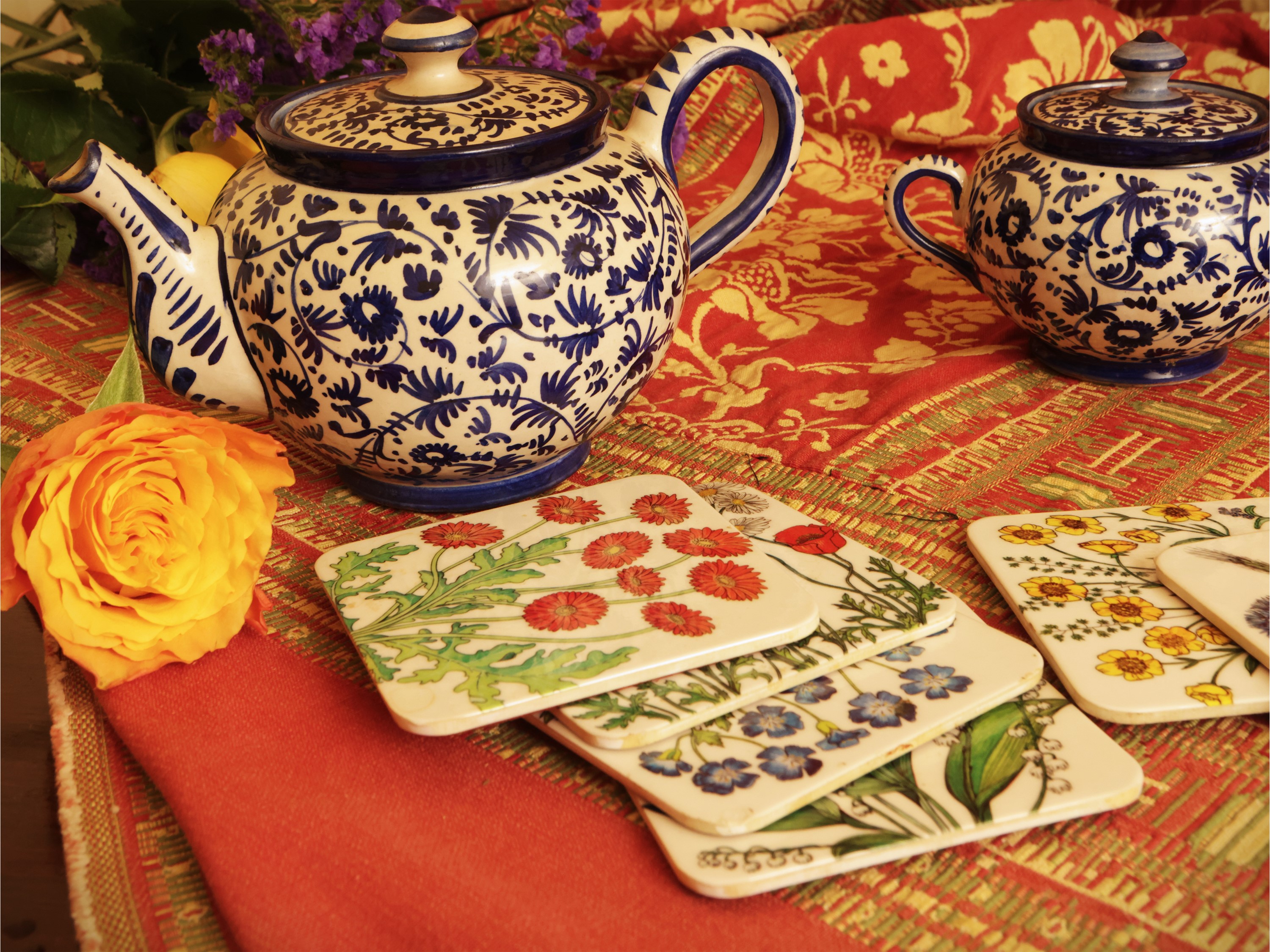Miscellanea di accessori per la tavola: pesciera, brocca e servizio da tè in ceramica