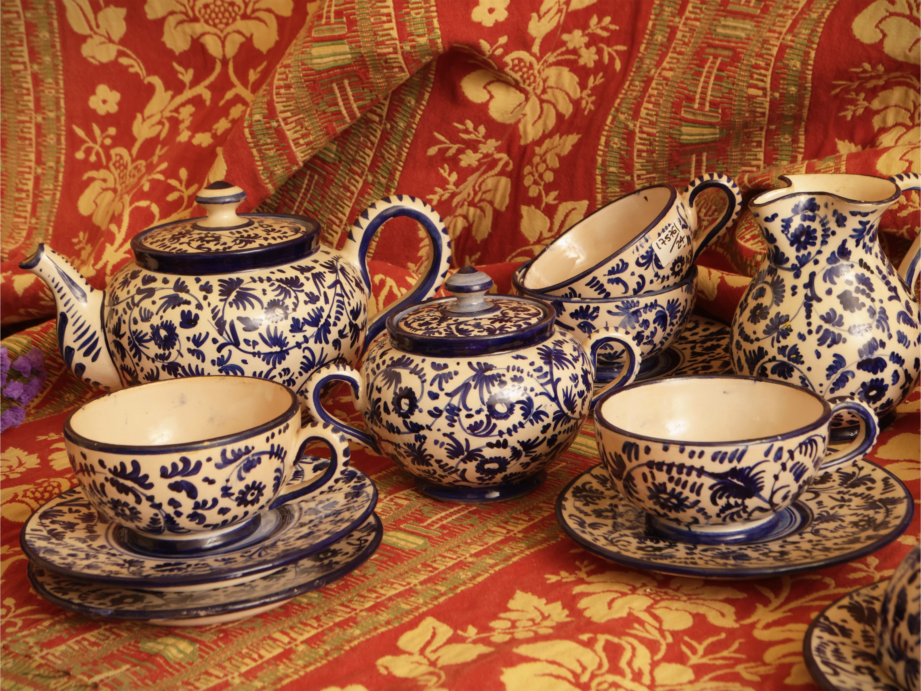 Miscellanea di accessori per la tavola: pesciera, brocca e servizio da tè in ceramica