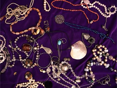 Lotto di bijoux, collane in pietre dure e complementi in metallo (argento e argento vivo)