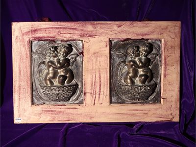 Coppia di formelle in bronzo con amorini entro cornice