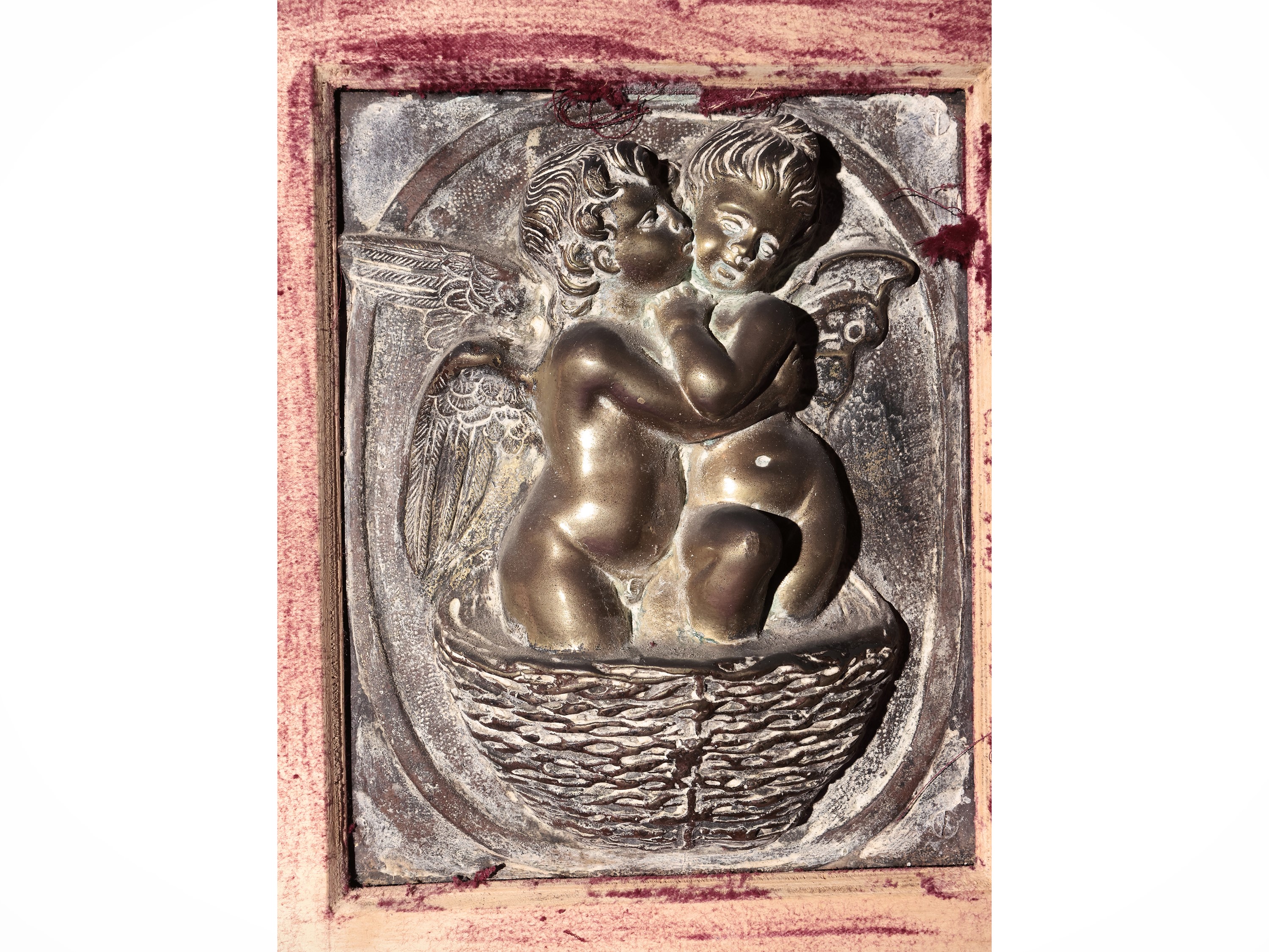 Coppia di formelle in bronzo con amorini entro cornice