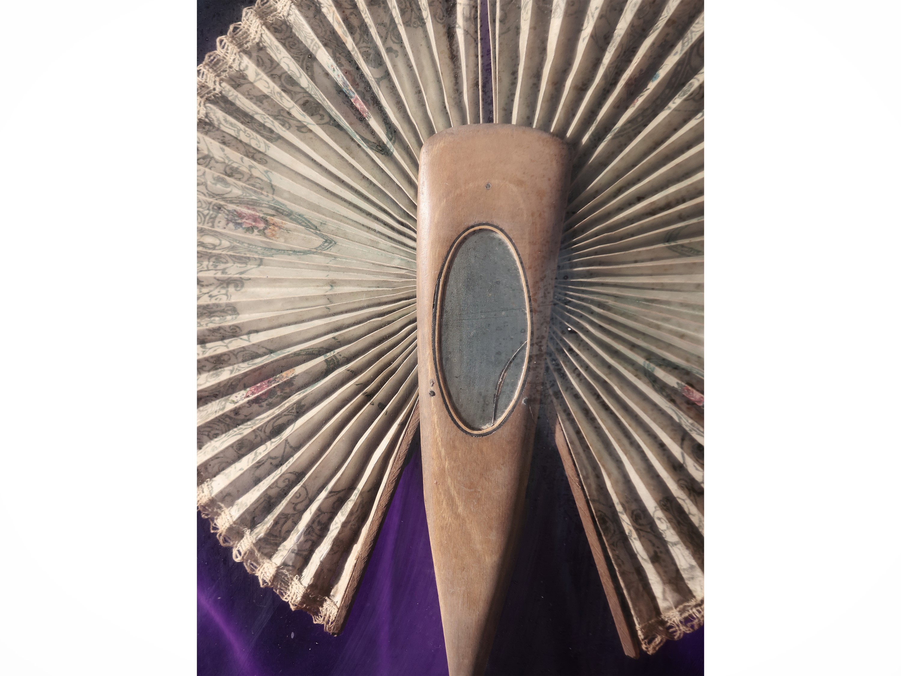 Ventaglio a coccarda souvenir, inizio del XX secolo, dimensioni cm 33x24