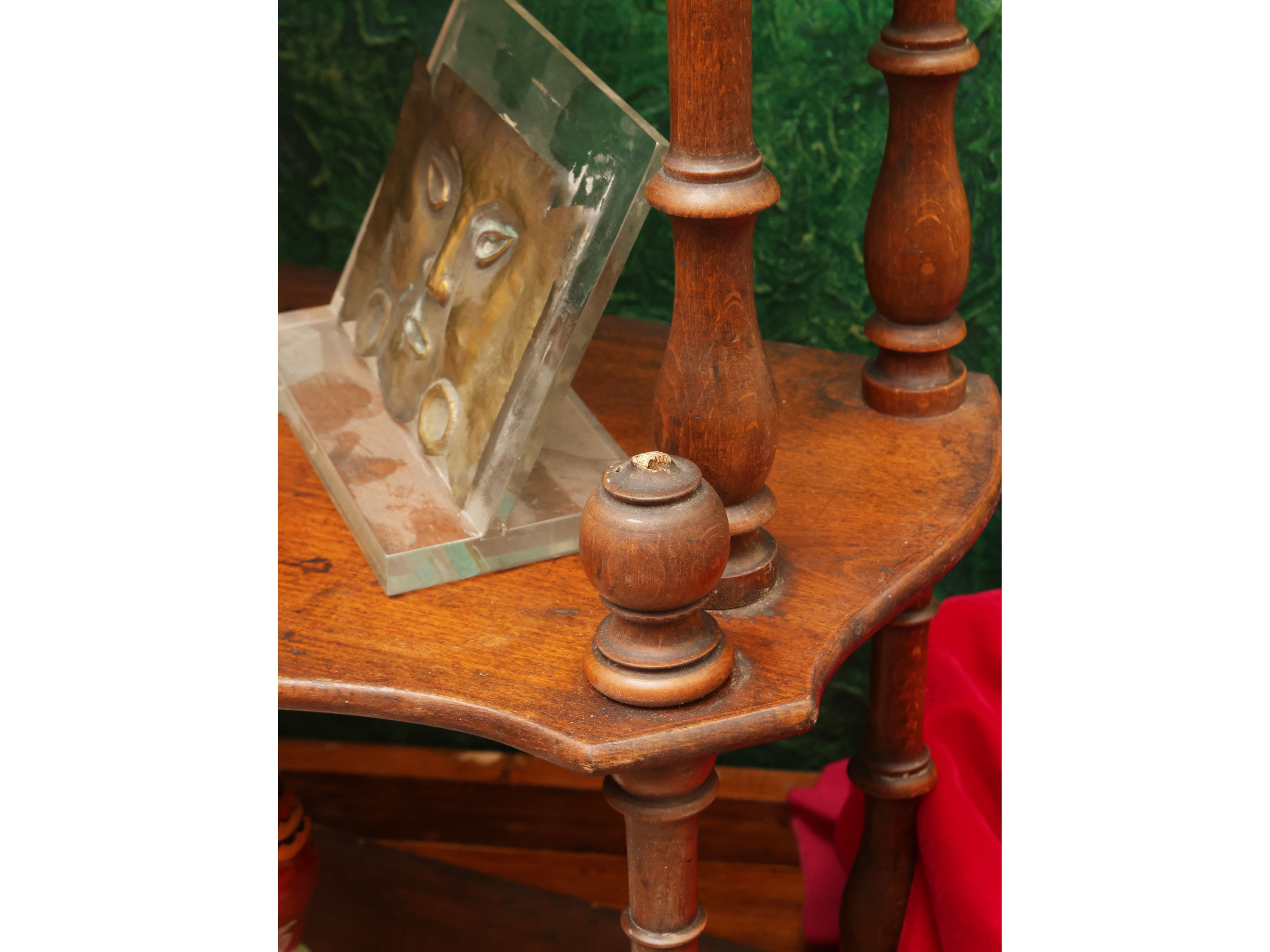 Etagere pensile in noce, fine XIX/inizio XX secolo