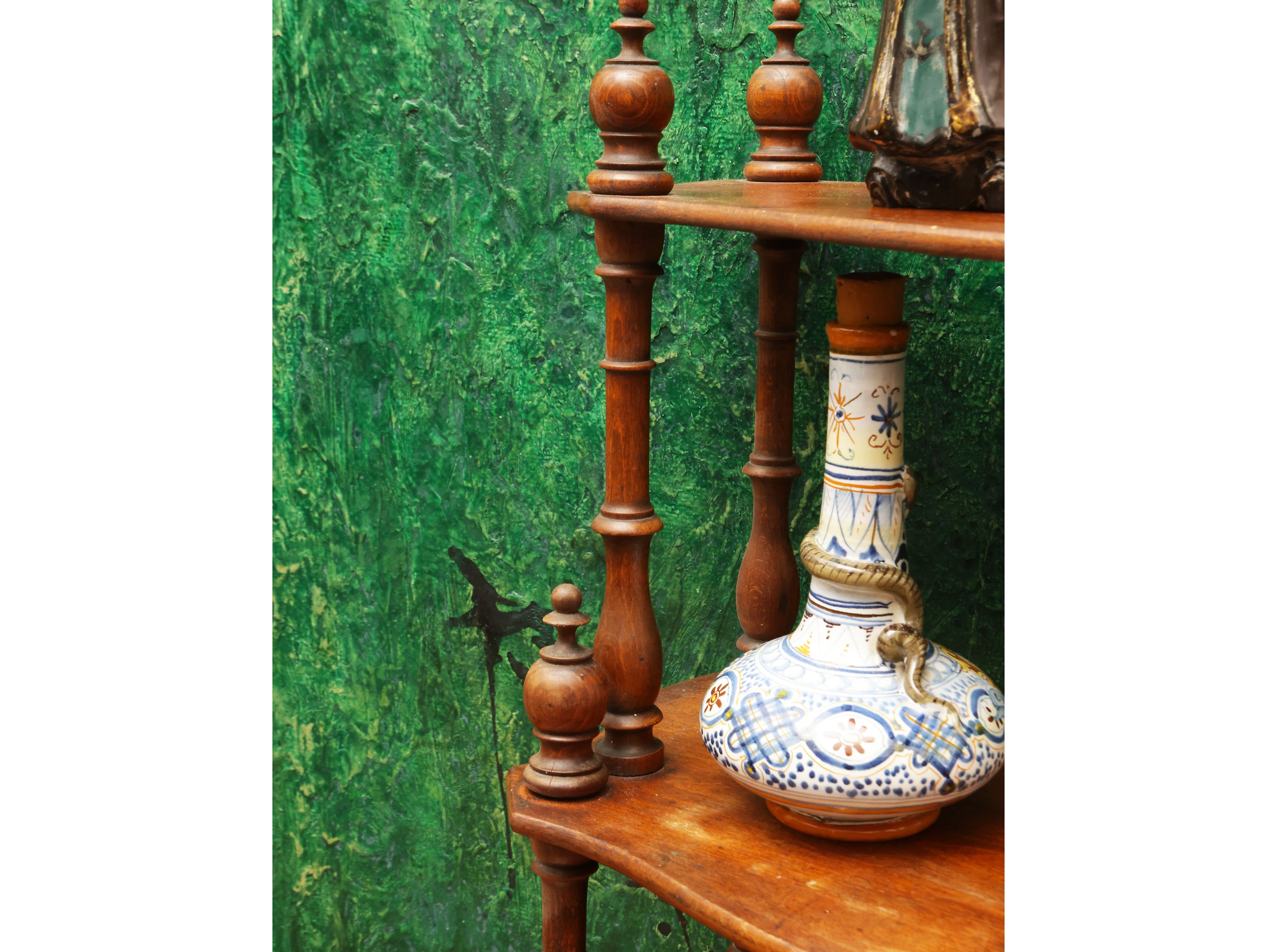 Etagere pensile in noce, fine XIX/inizio XX secolo