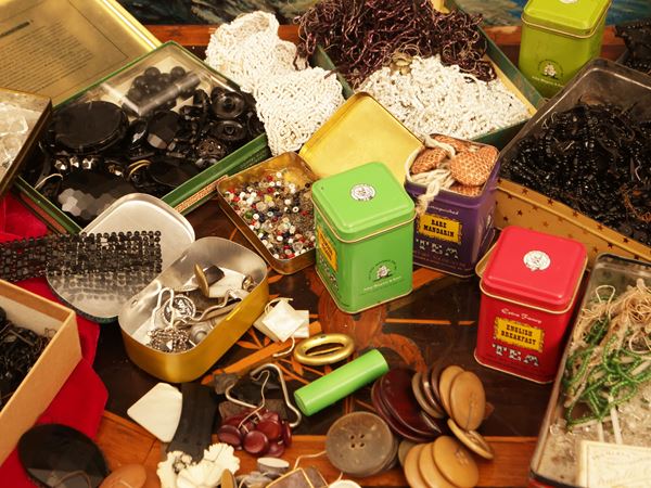 Grande assortimento di bottoni e perline, anche d'epoca