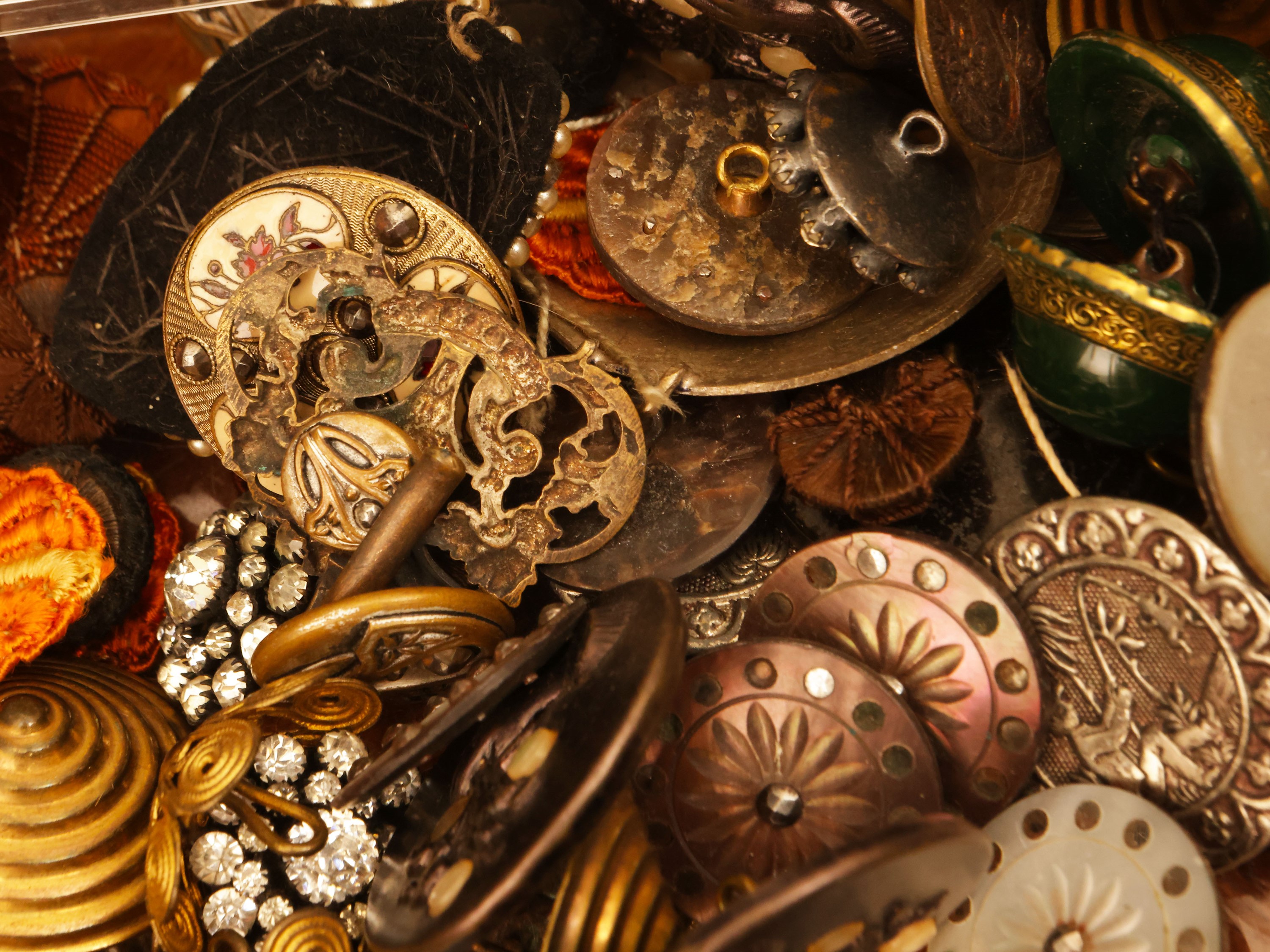 Raccolta di bottoni, fibbie e passamanerie d'epoca, XIX/XX secolo