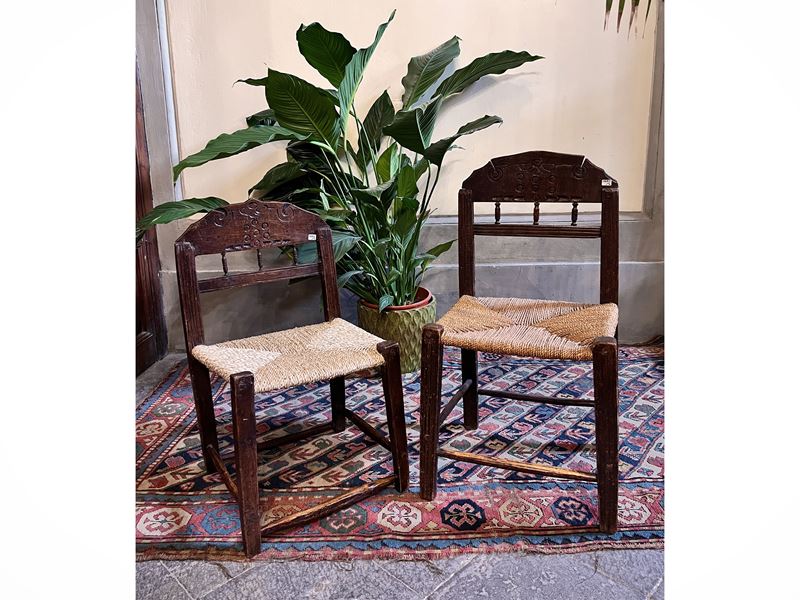 Coppia di sedie da balia rustiche in noce