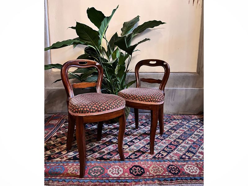 Coppia di sedie da converszione in noce