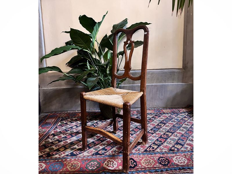 Serie di tre sedie rustiche in noce