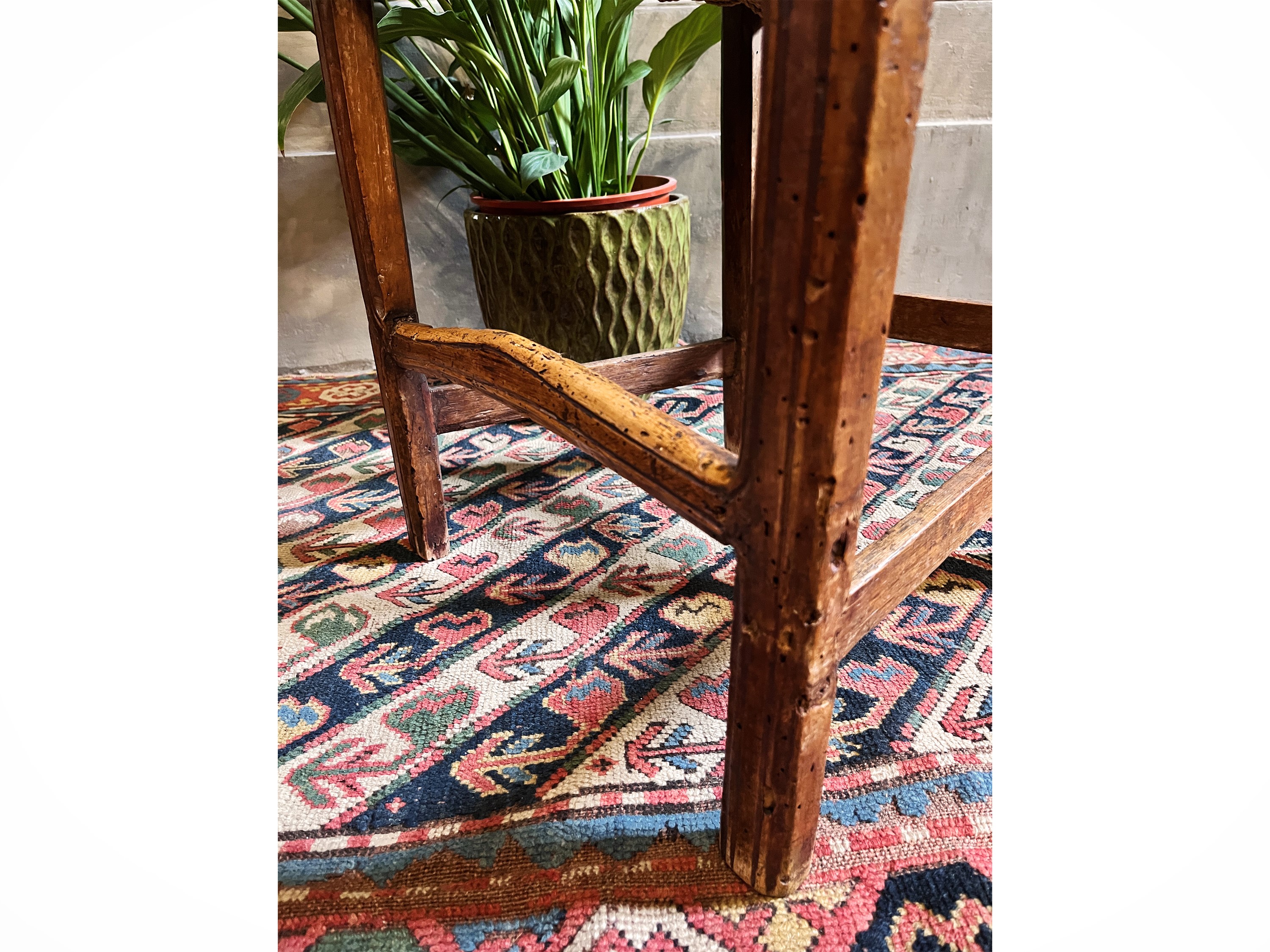 Serie di tre sedie rustiche in noce