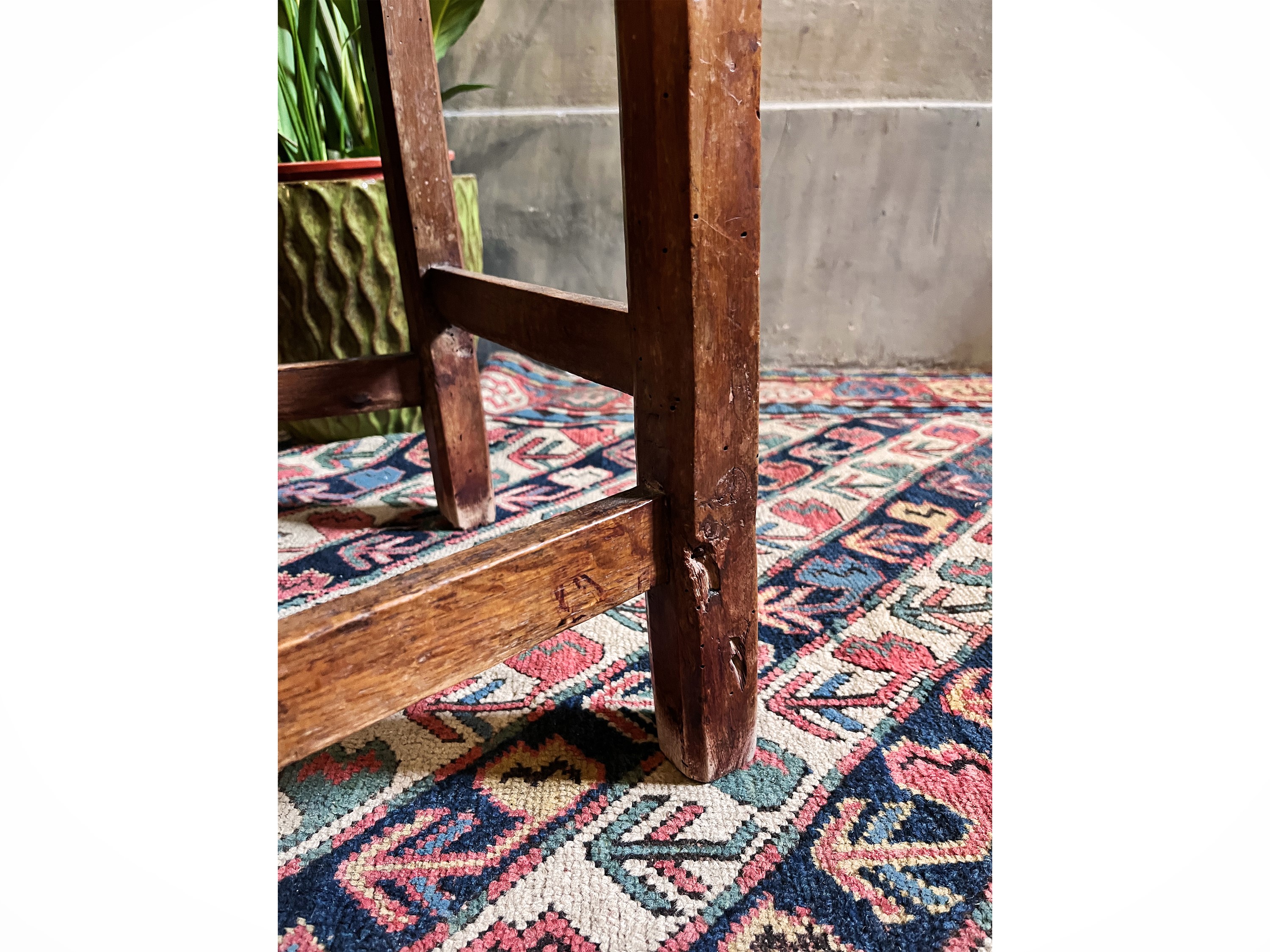 Serie di tre sedie rustiche in noce