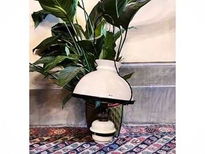 Lampadario in Vetro Lattimo e Metallo