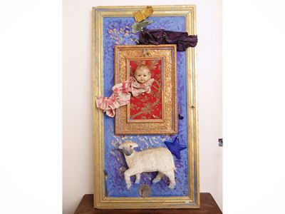 Composizione, assemblage di materiali su fondo a tempera blu