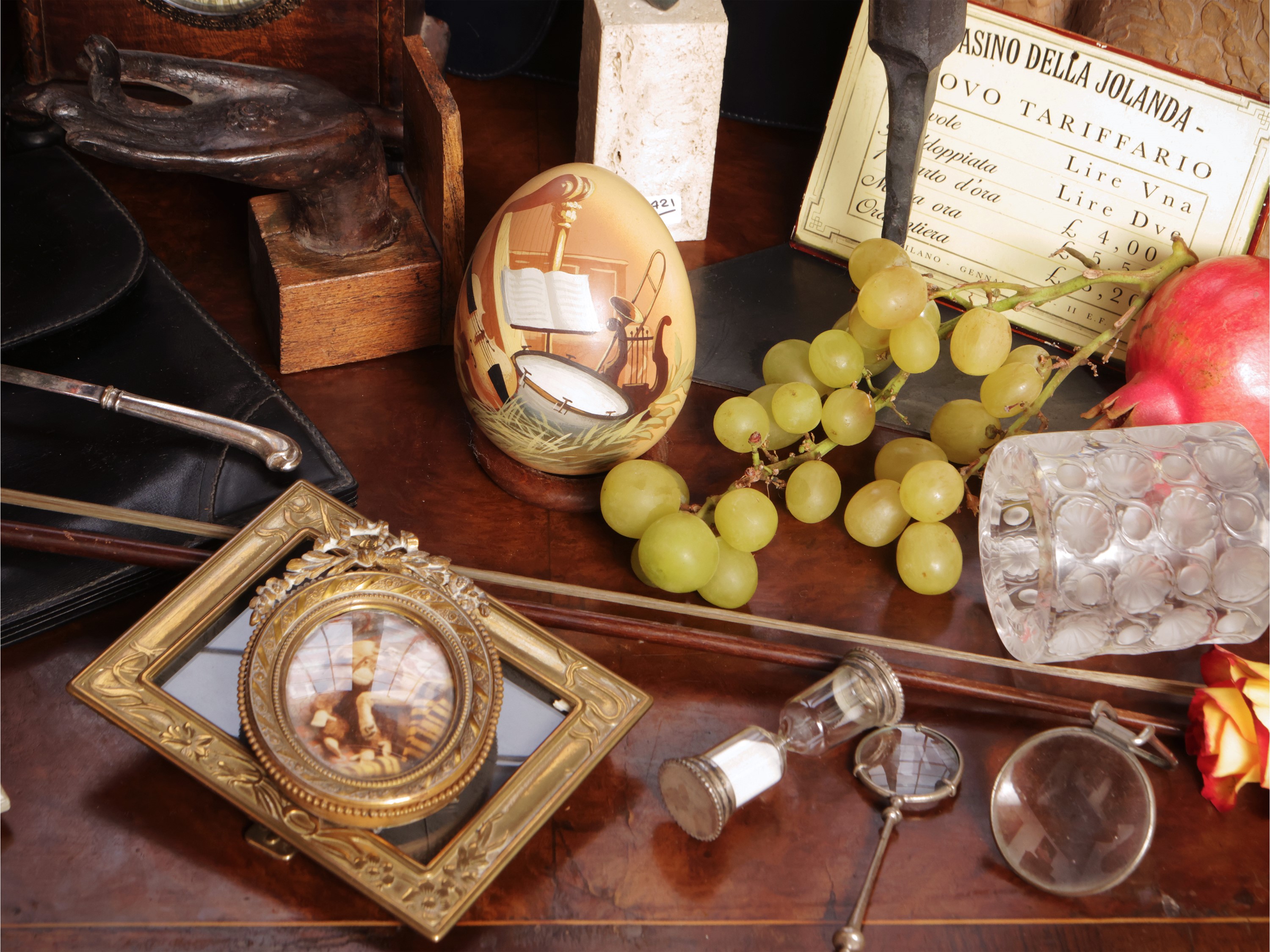 Oggetti da scrivania, collezione di curiosità e ricordi di viaggio