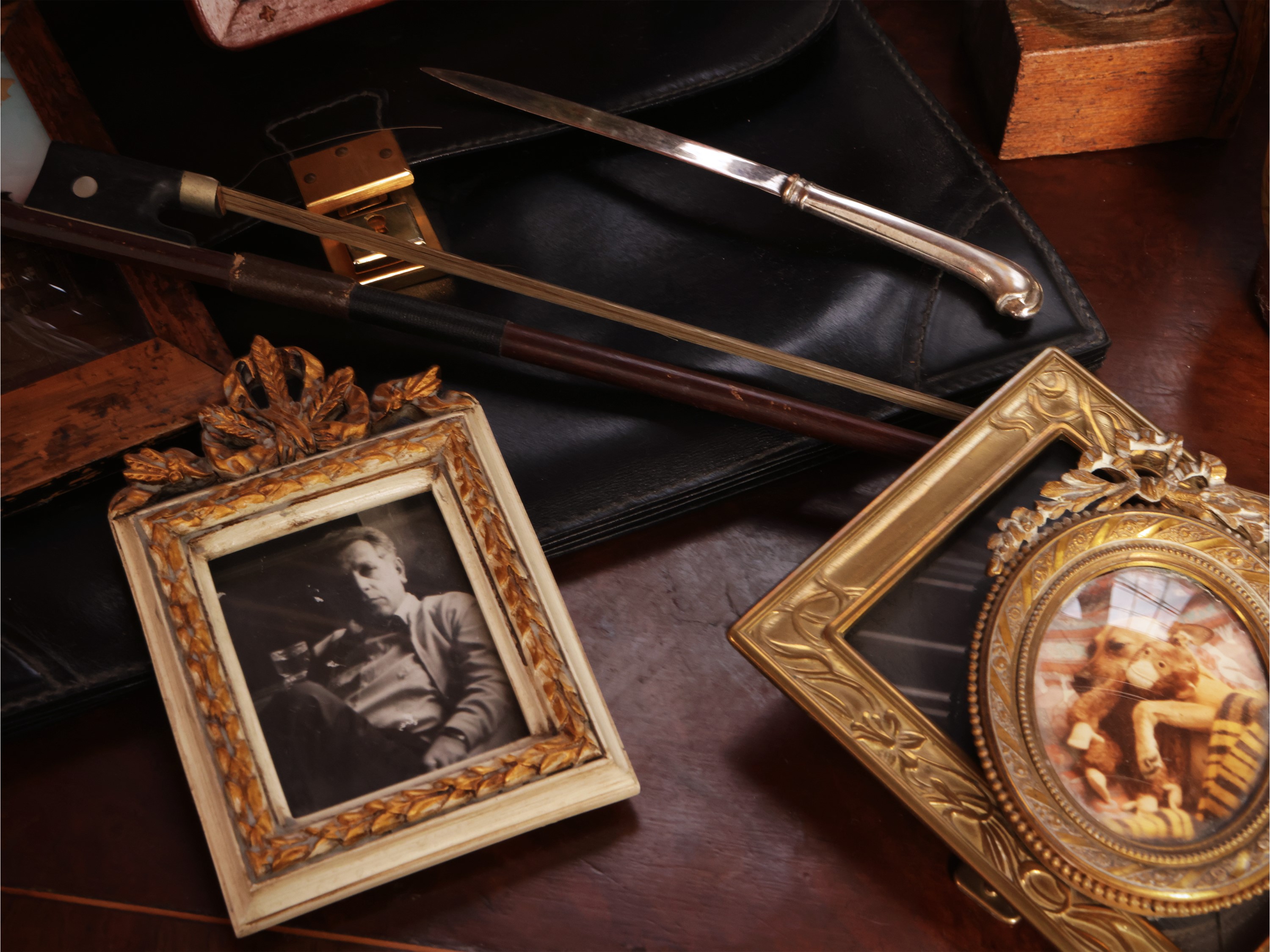 Oggetti da scrivania, collezione di curiosità e ricordi di viaggio