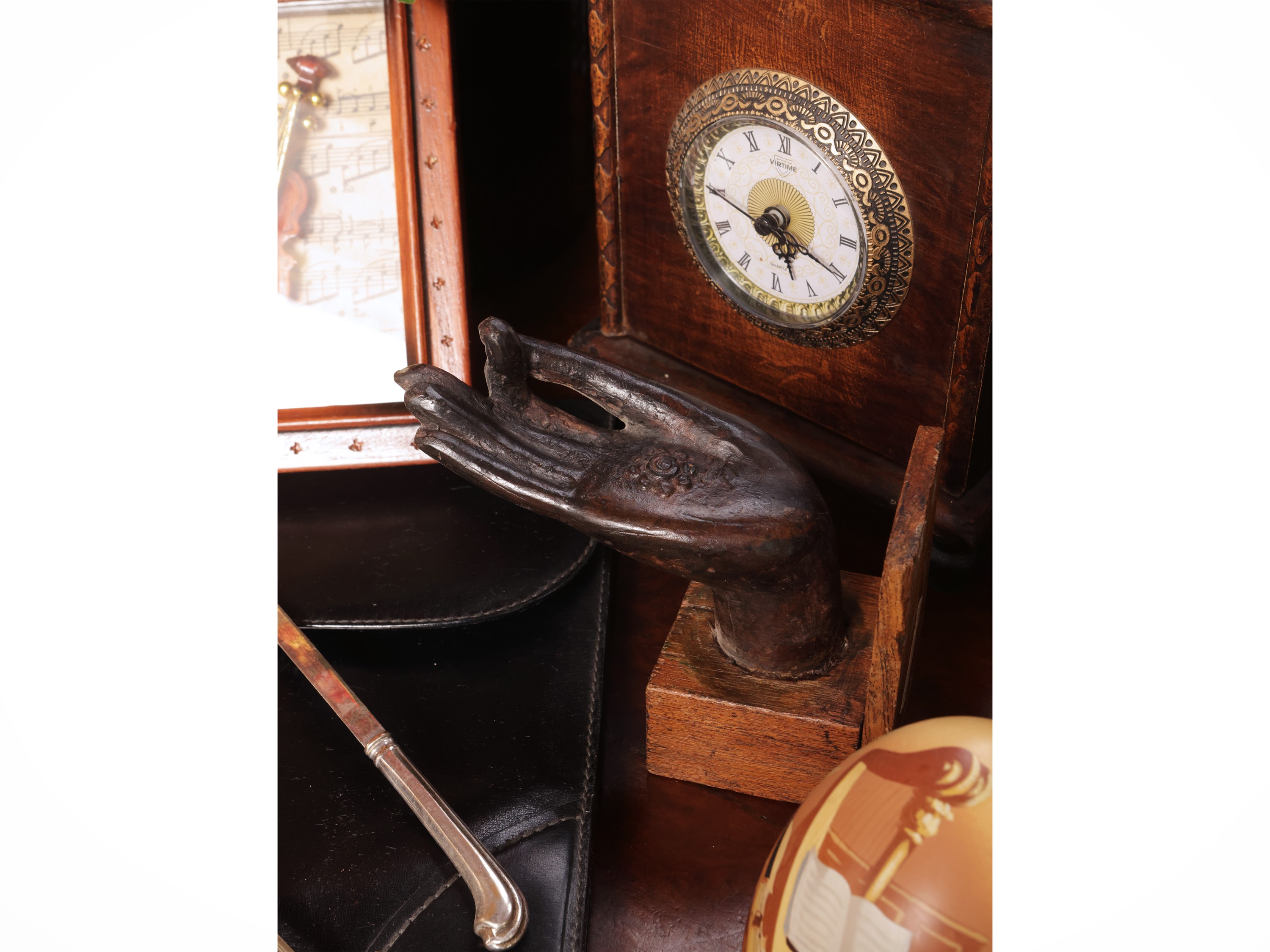 Oggetti da scrivania, collezione di curiosità e ricordi di viaggio