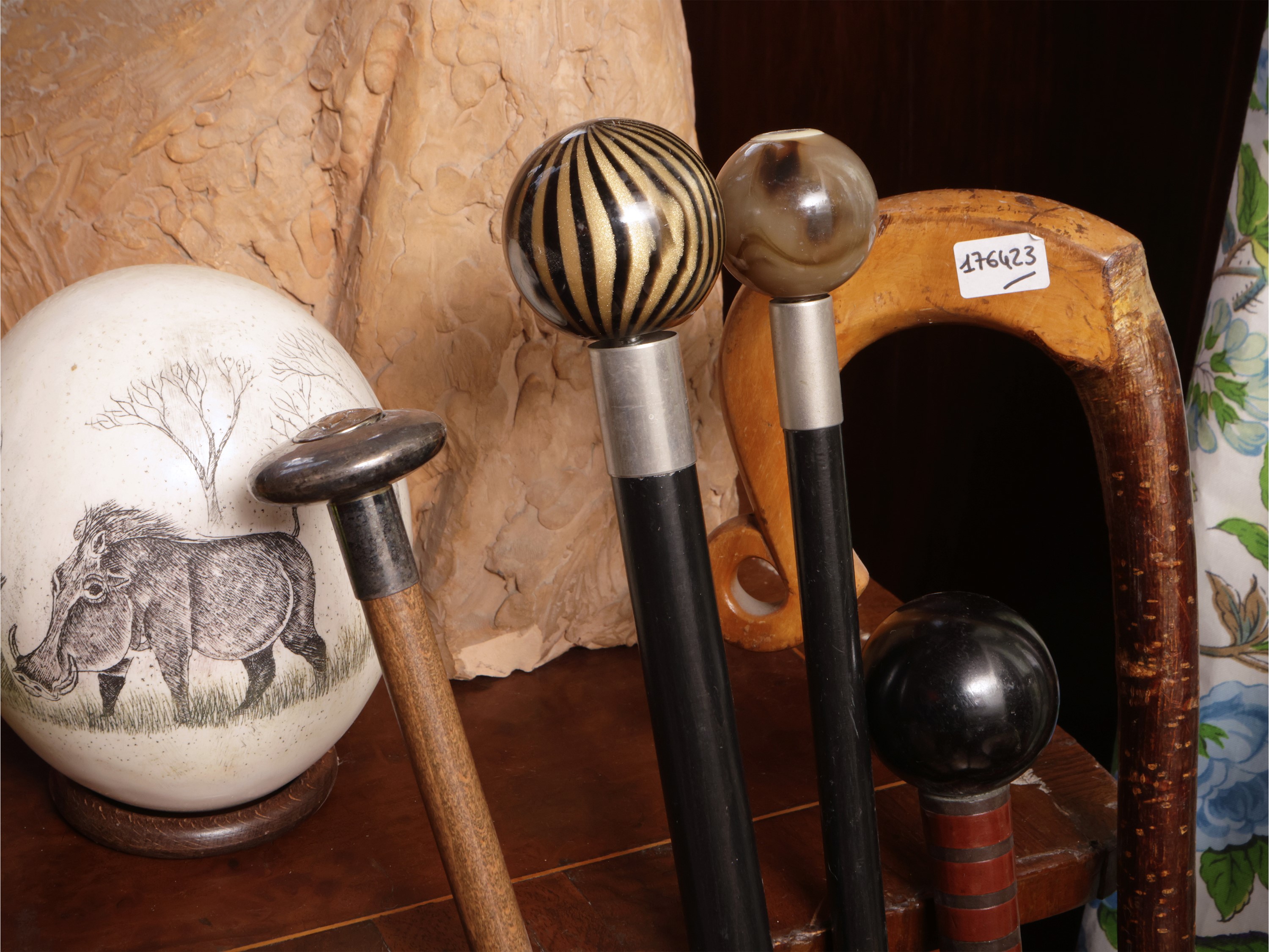 Collezione di dodici bastoni da passeggio, vari materiali e forme