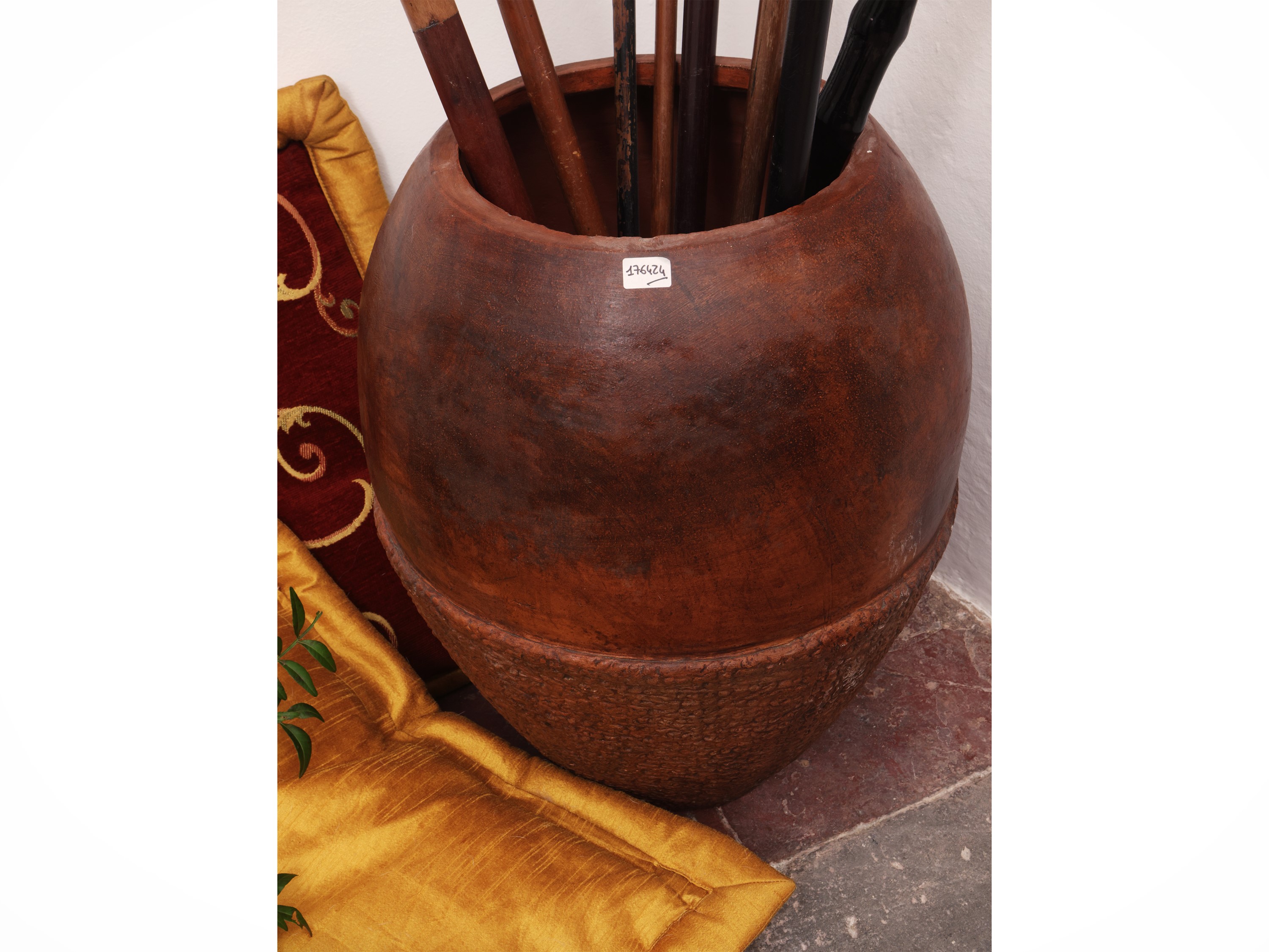Collezione di otto bastoni da passeggio, vari materiali e forme