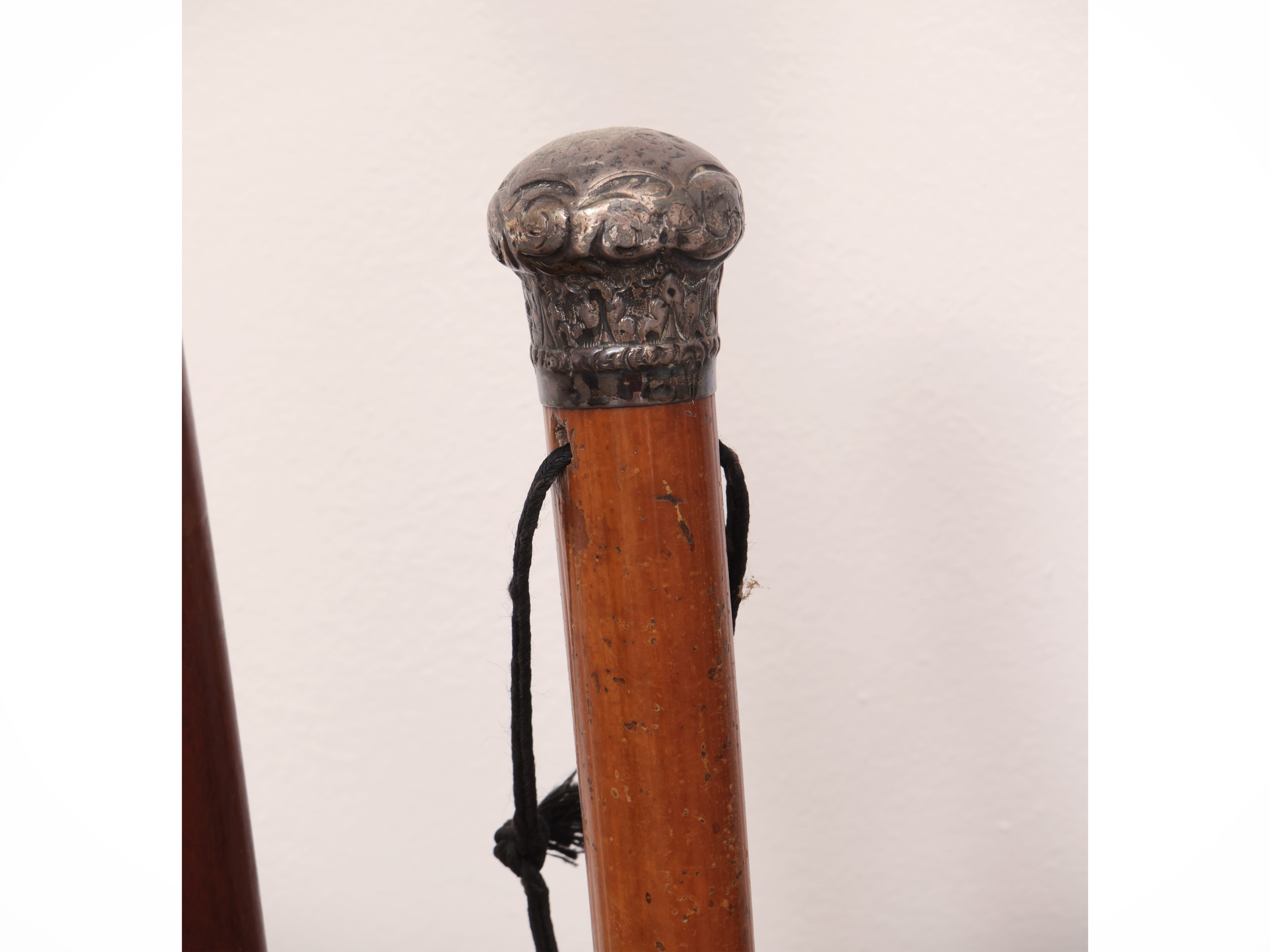 Collezione di otto bastoni da passeggio, vari materiali e forme
