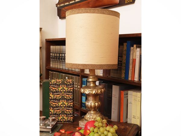 Table lamp in carved and gilded wood