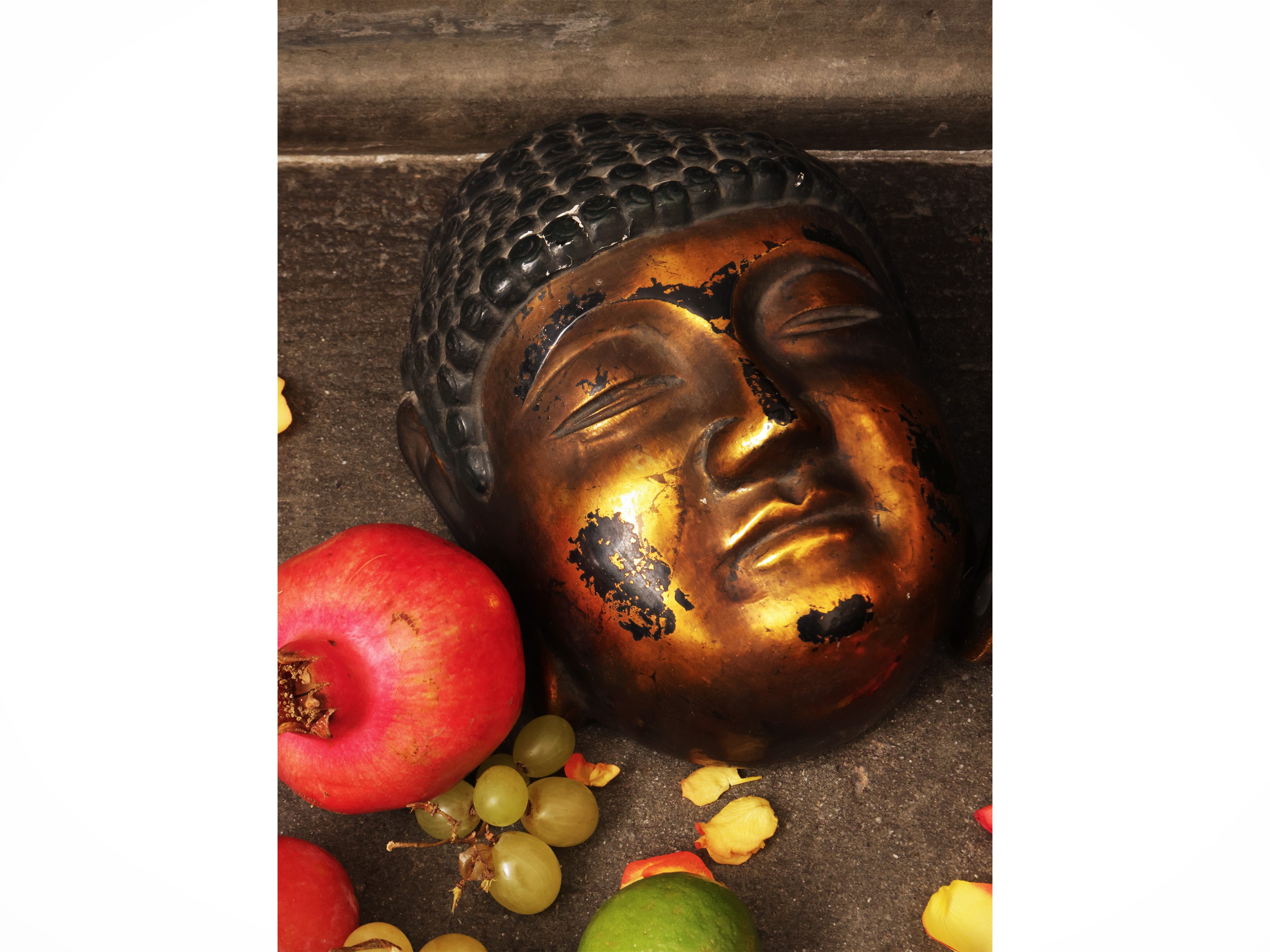 Due maschere orientali, raffiguranti teste di Buddha