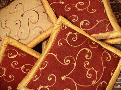 Set di Otto cuscini in velluto e seta, tonalità rosso mattone e avorio con bordure dorate