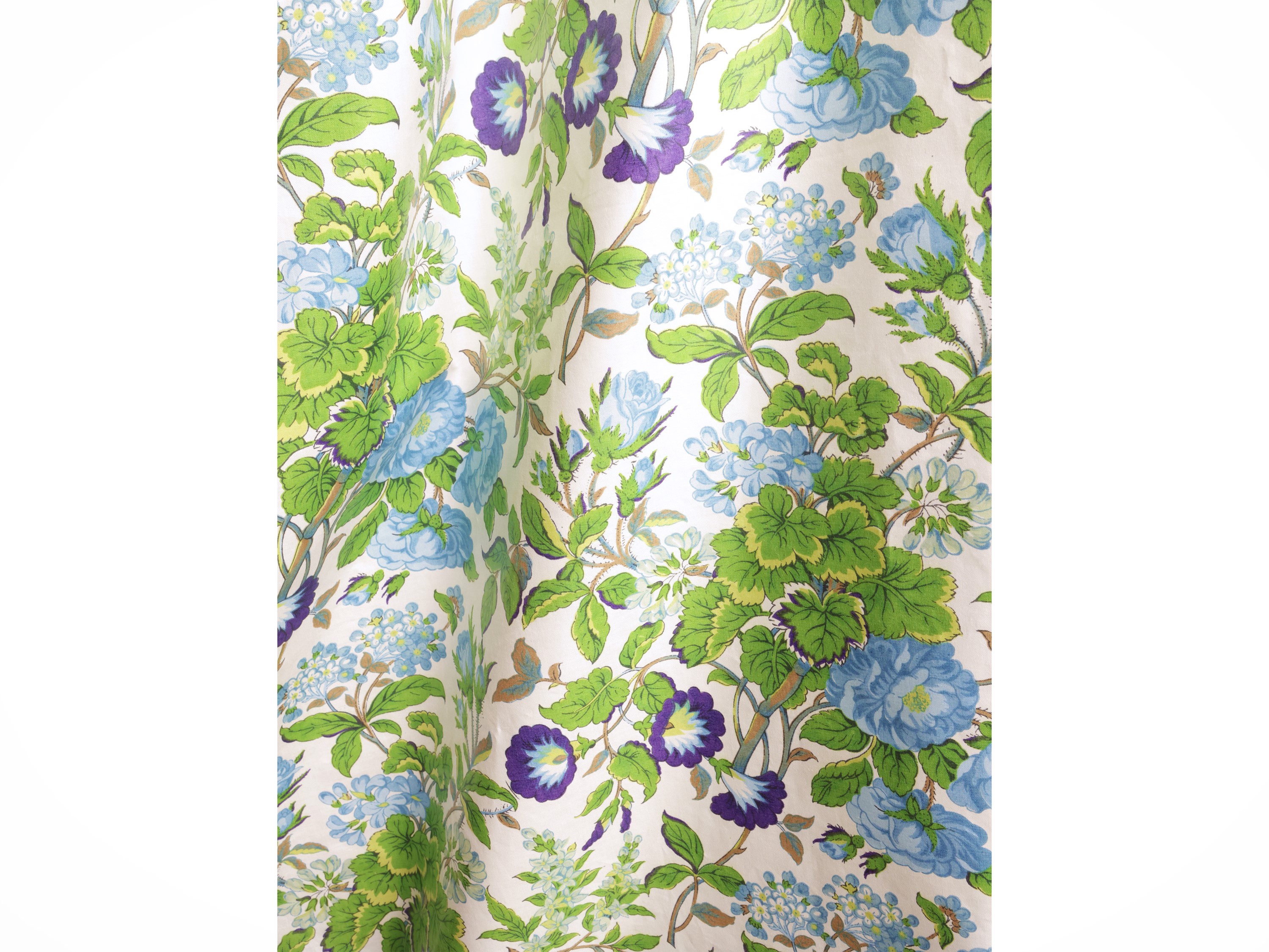 Tessuto in cotone chintz, decorato con ipomee nei toni del viola e dell'azzurro