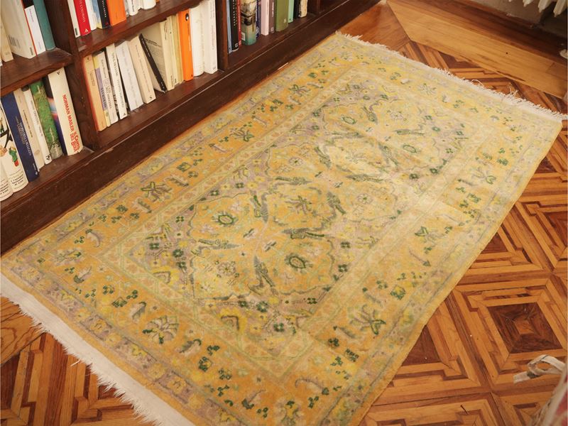 Tappeto persiano, motivo floreale su fondo lilla