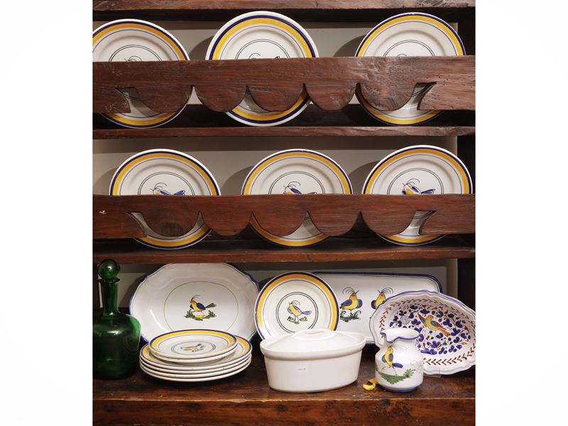 Assortimento di accessori rustici per la tavola, ceramica e terrine dipinte