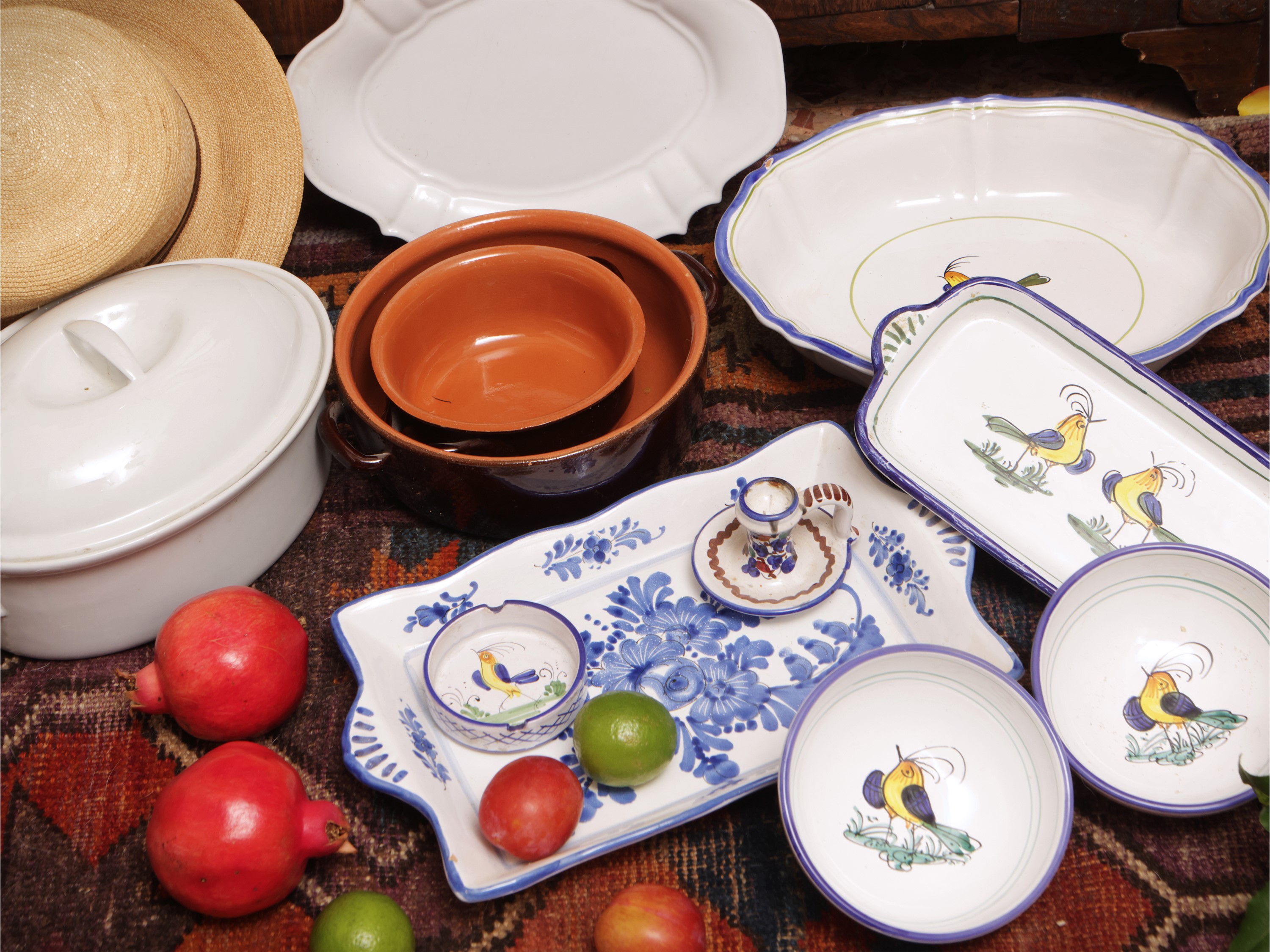 Assortimento di accessori rustici per la tavola, ceramica e terrine dipinte