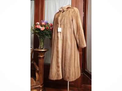 Cappotto lungo in pelliccia di visone color biscotto, modello svasato con chiusura gioiello