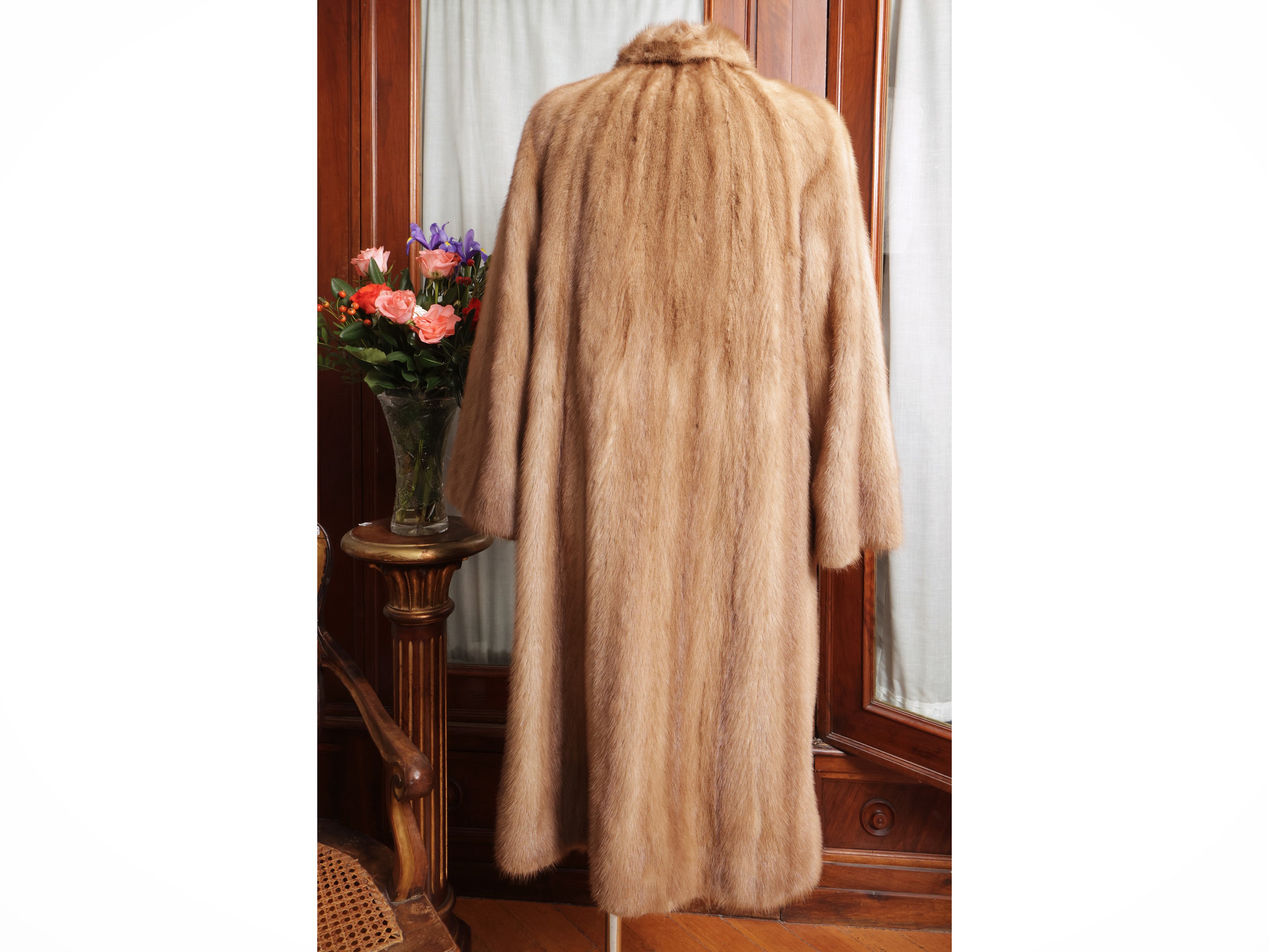 Cappotto lungo in pelliccia di visone color biscotto, modello svasato con chiusura gioiello