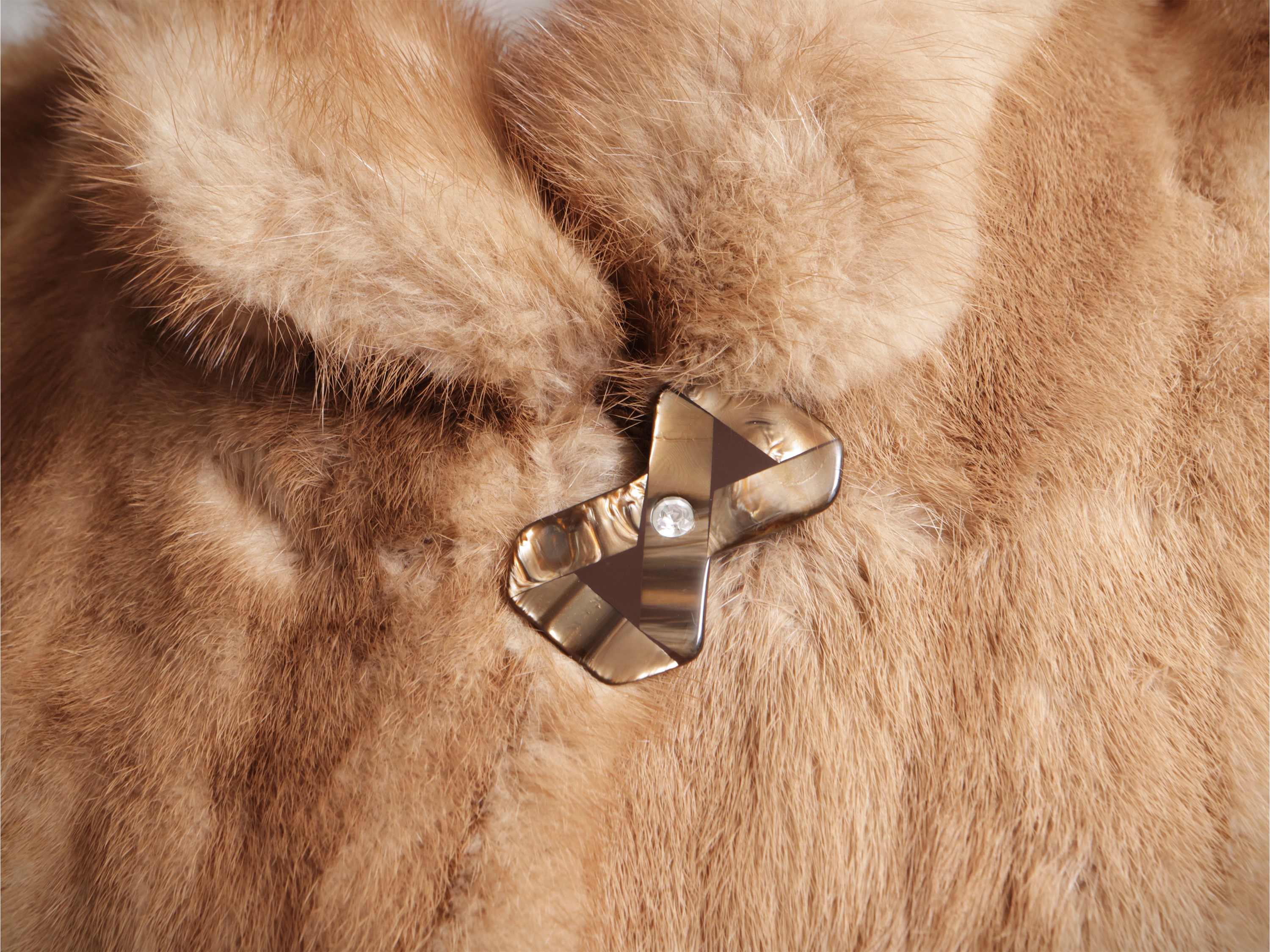 Cappotto lungo in pelliccia di visone color biscotto, modello svasato con chiusura gioiello