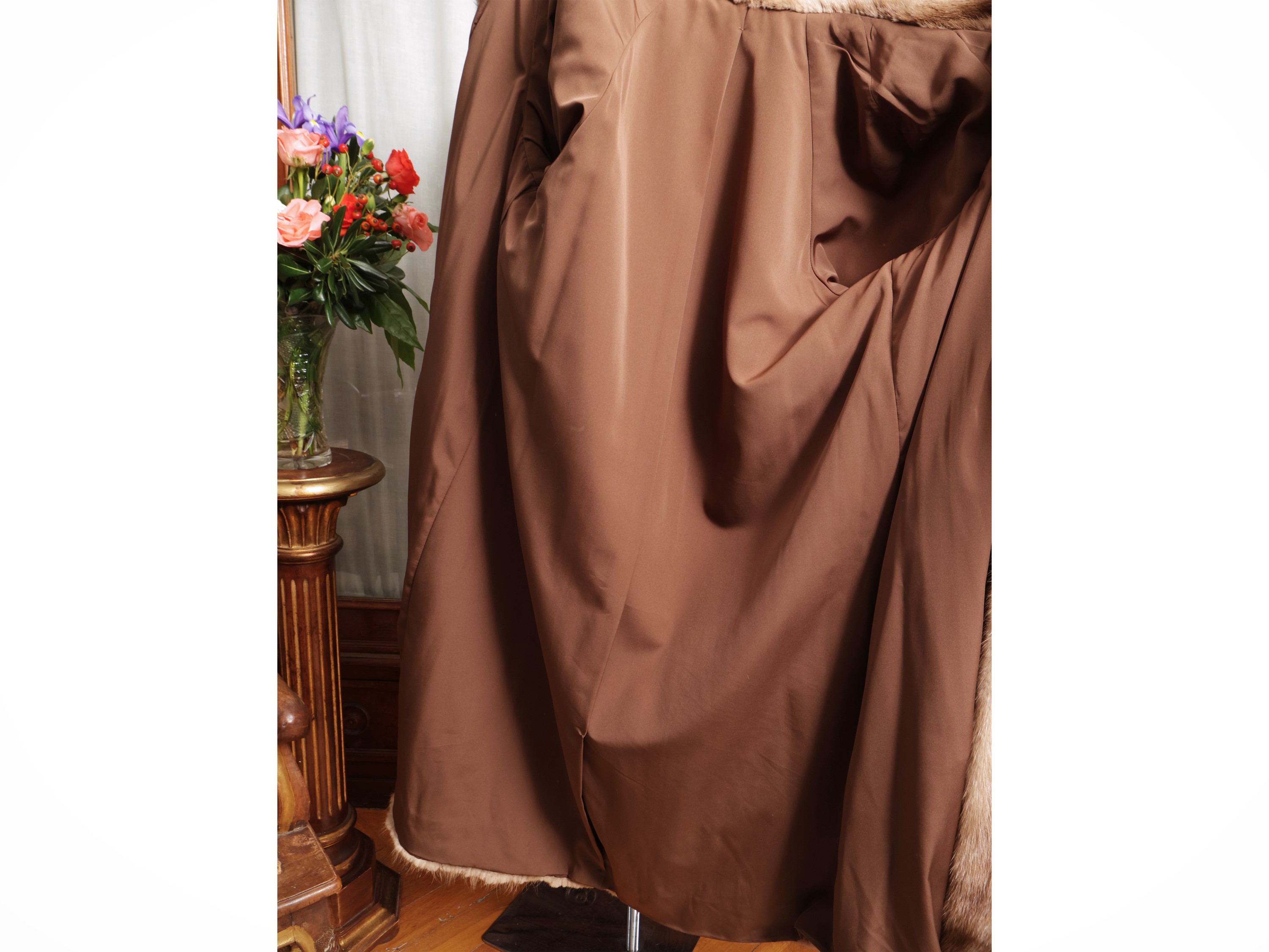 Cappotto lungo in pelliccia di visone color biscotto, modello svasato con chiusura gioiello