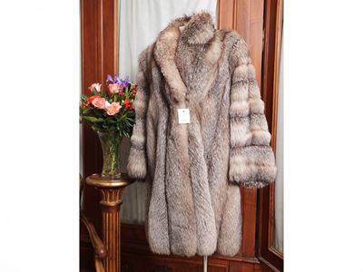 Cappotto in pelliccia di volpe argentata, modello svasato con collo a scialle, taglia M/L