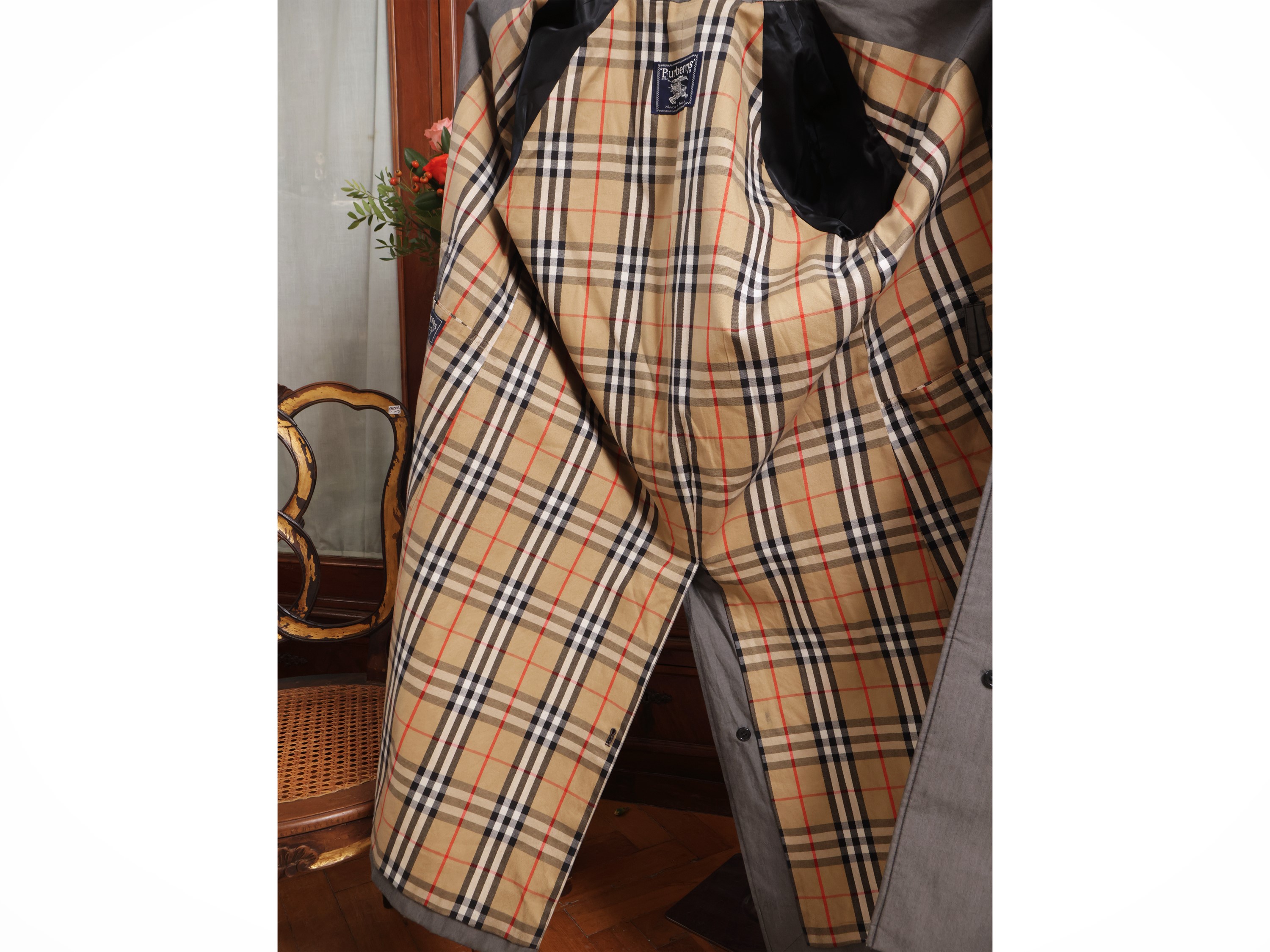 Burberrys, Spolverino grigio con fodera check