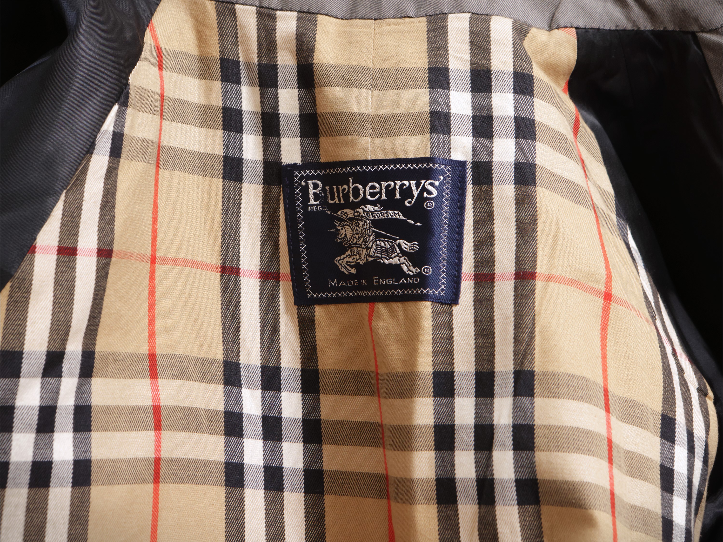 Burberrys, Spolverino grigio con fodera check